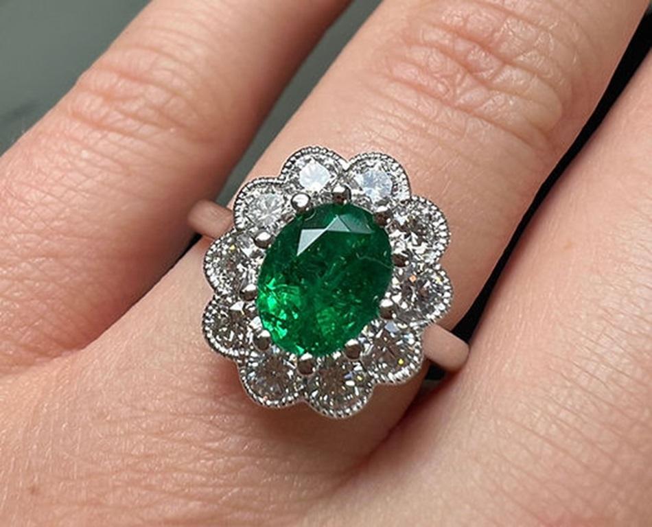 Oval Cut 1.27 carat emerald oval ring For Sale