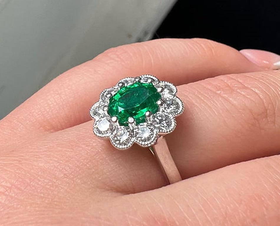 1.27 carat emerald oval ring In New Condition For Sale In New York, NY