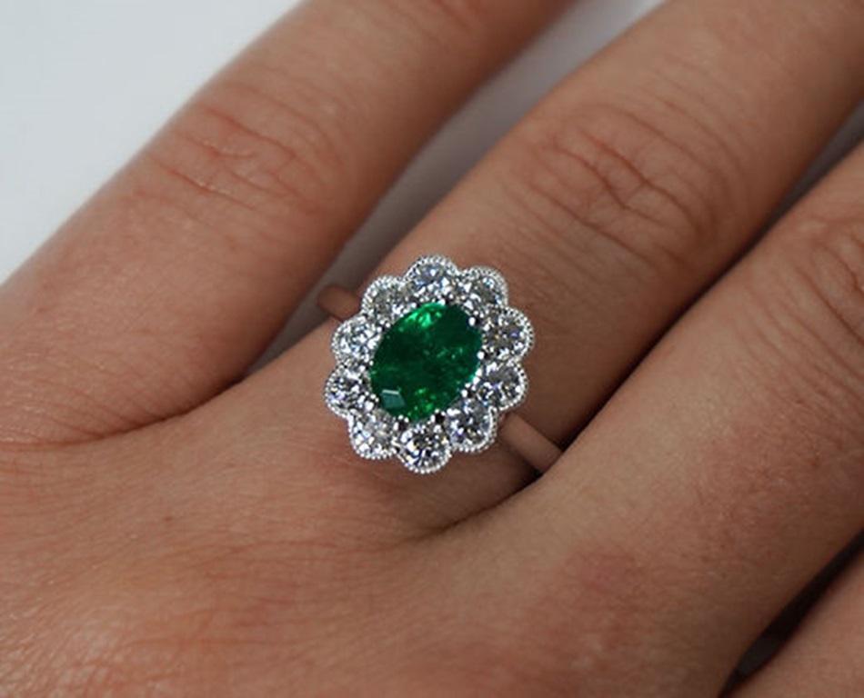 1.27 carat emerald oval ring For Sale 2