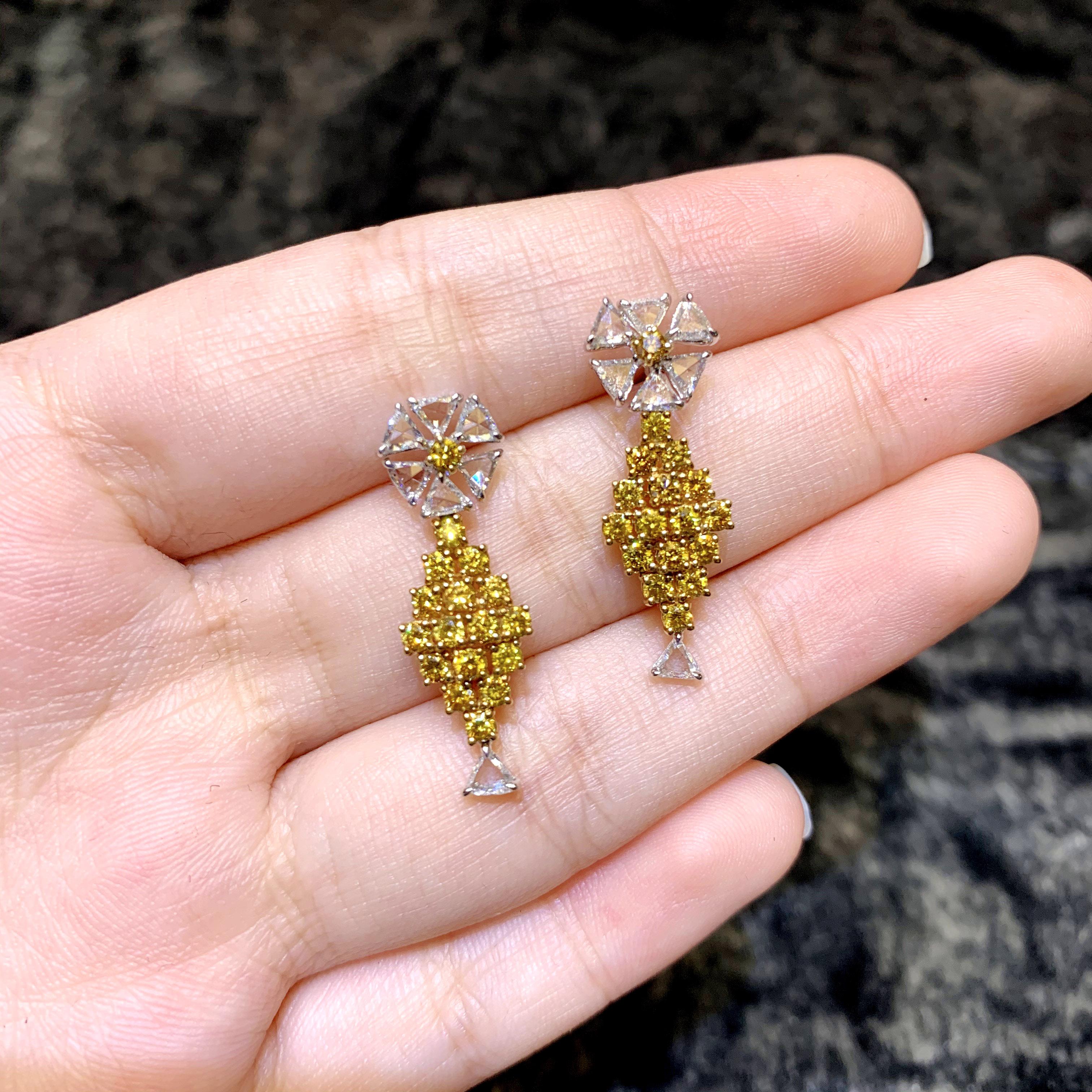 1.27 Carat Fancy Vivid Yellow Diamond Drop Earring In New Condition For Sale In Hung Hom, HK