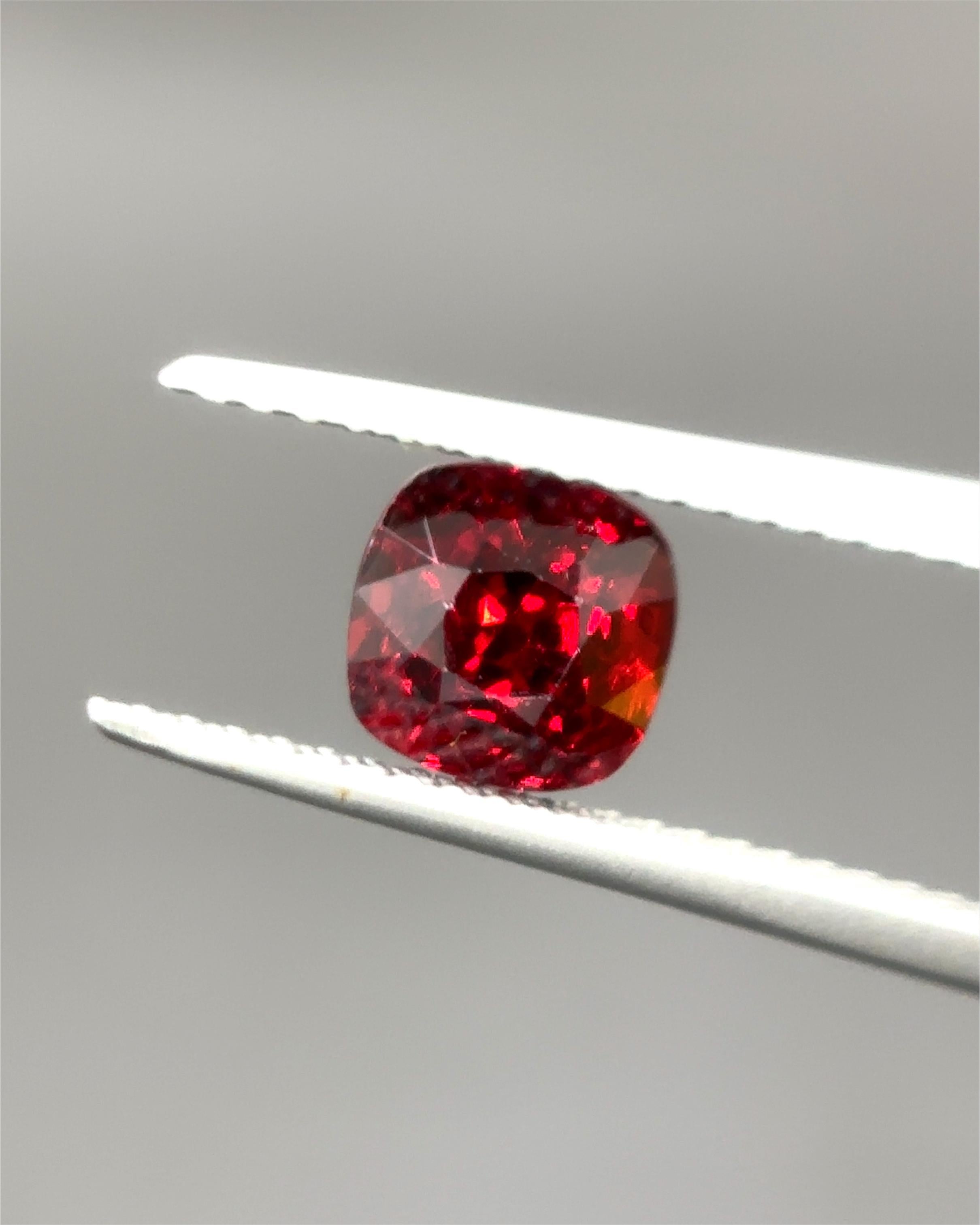 Entdecken Sie die faszinierende Brillanz dieses 1.27 Karat schweren, leuchtend roten Burma-Spinells, eines Edelsteins von außergewöhnlicher Seltenheit und hohem Ansehen. Dieser Edelstein stammt direkt aus den berühmten Mogok-Minen - einer Region,