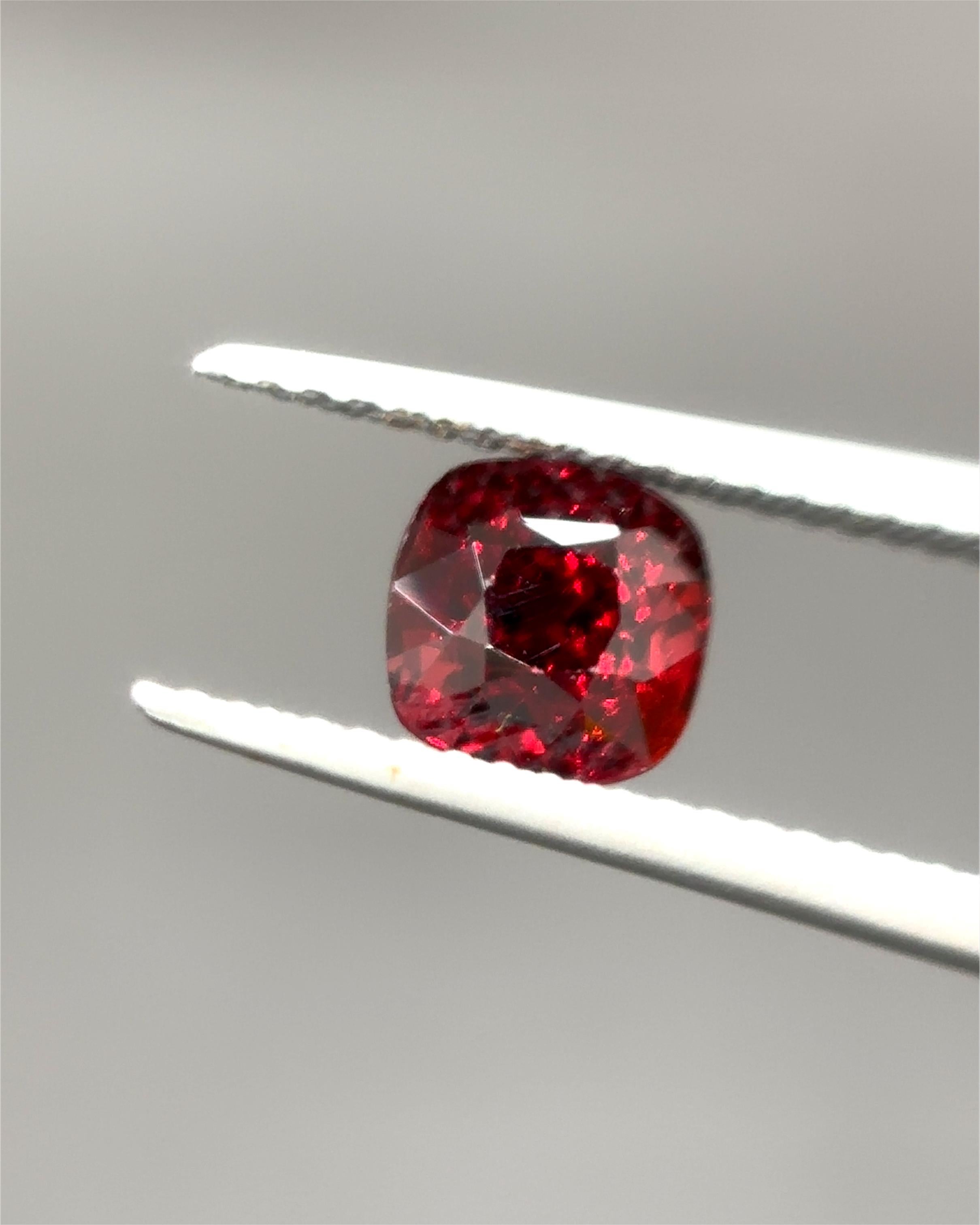 1.27 Karat GIA-zertifizierter burmesischer unbehandelter roter Spinell (Kissenschliff) im Angebot
