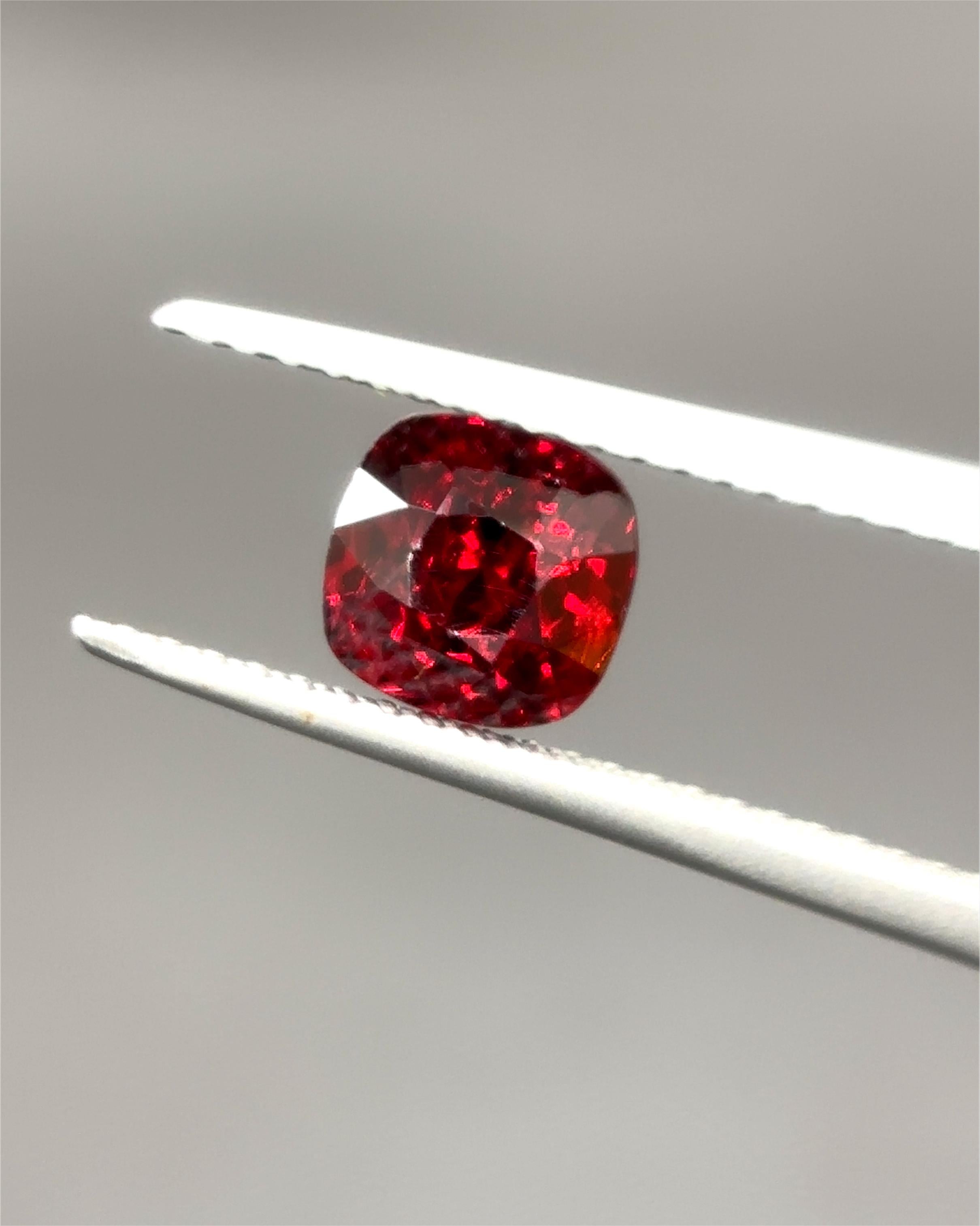 1.27 Karat GIA-zertifizierter burmesischer unbehandelter roter Spinell im Zustand „Neu“ im Angebot in Kowloon, HK