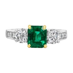 Bague de fiançailles à trois pierres en émeraude verte taille radiante de 1,27 carat et diamants