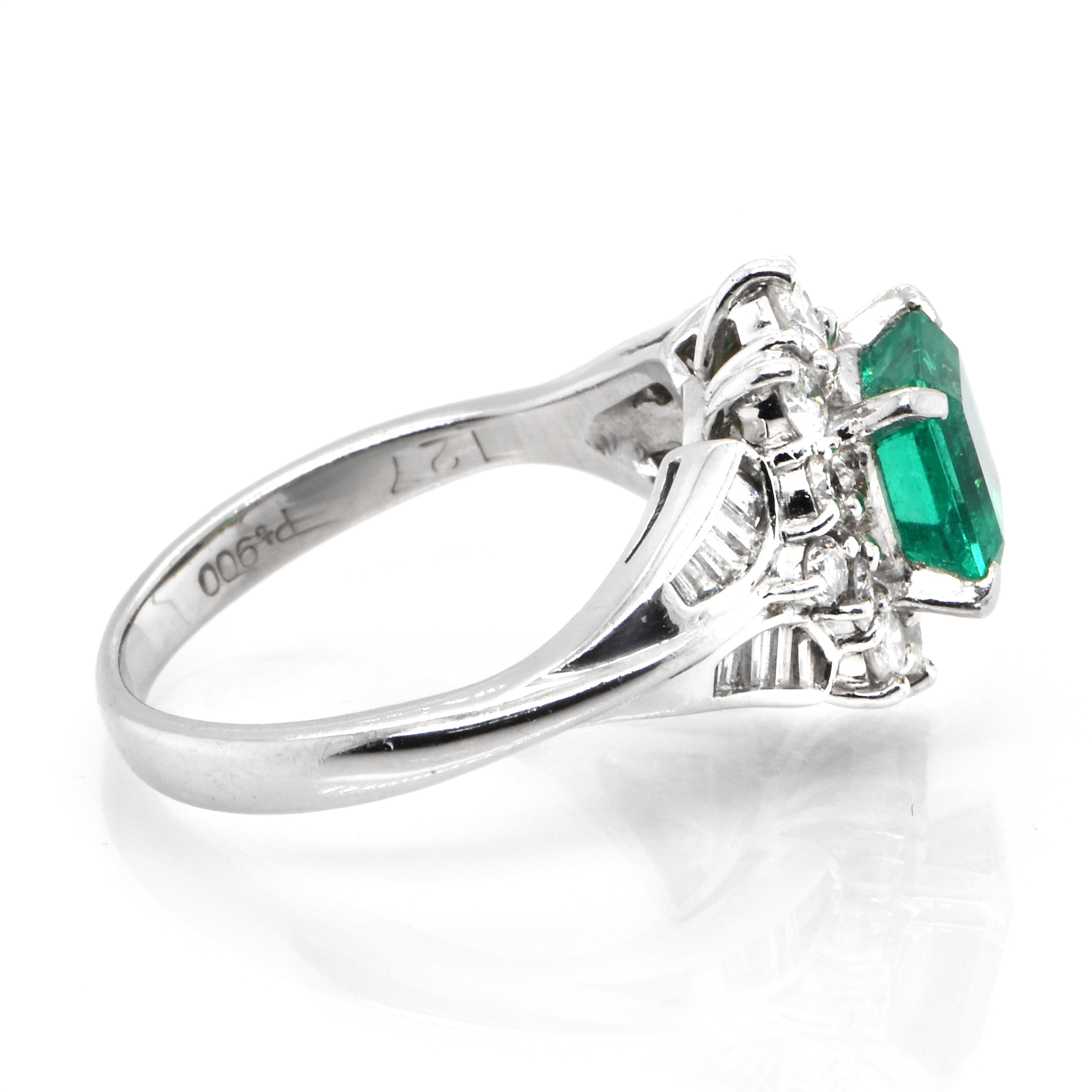 1.27 Carat Natural Colombian Emerald and Diamond Ring Made in Platinum In Excellent Condition For Sale In Tokyo, JP
