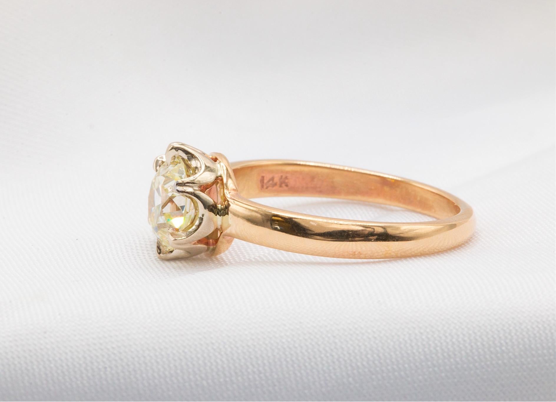 Pour les collectionneurs et les admirateurs de diamants vintage, cette bague solitaire de 2,8 mm offre un mélange étonnant d'ancien et de nouveau. Présentant un remarquable diamant de taille européenne ancienne de 1,27 carat datant des années 1920,