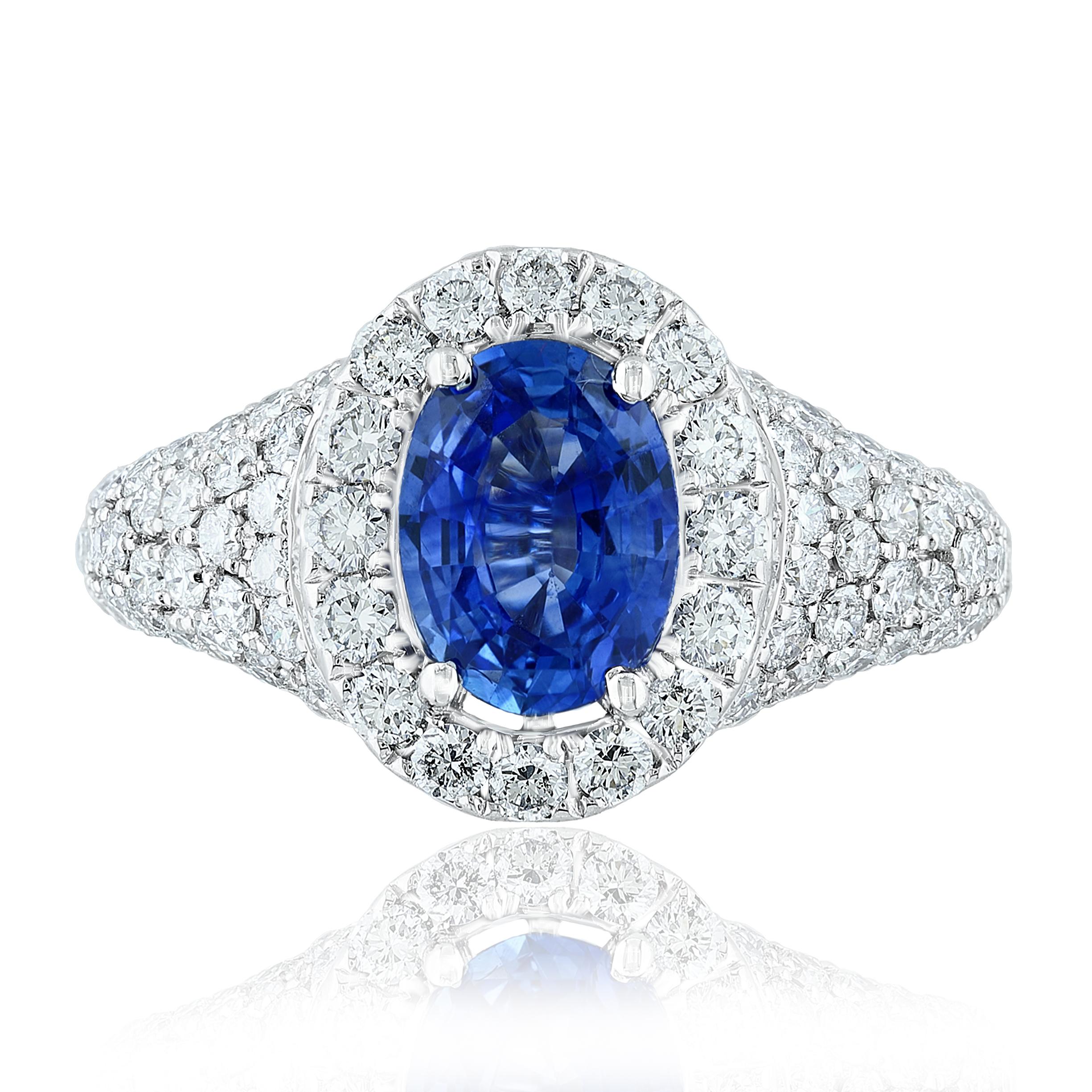 Ein einzigartig gestalteter Ring mit einem blauen Saphir im Ovalschliff von 1,27 Karat. Um den Mittelstein herum sind runde Diamanten im Brillantschliff in einer Fassung aus 18 Karat Weißgold angeordnet. Die 112 Diamanten wiegen insgesamt 1,63 Karat.
