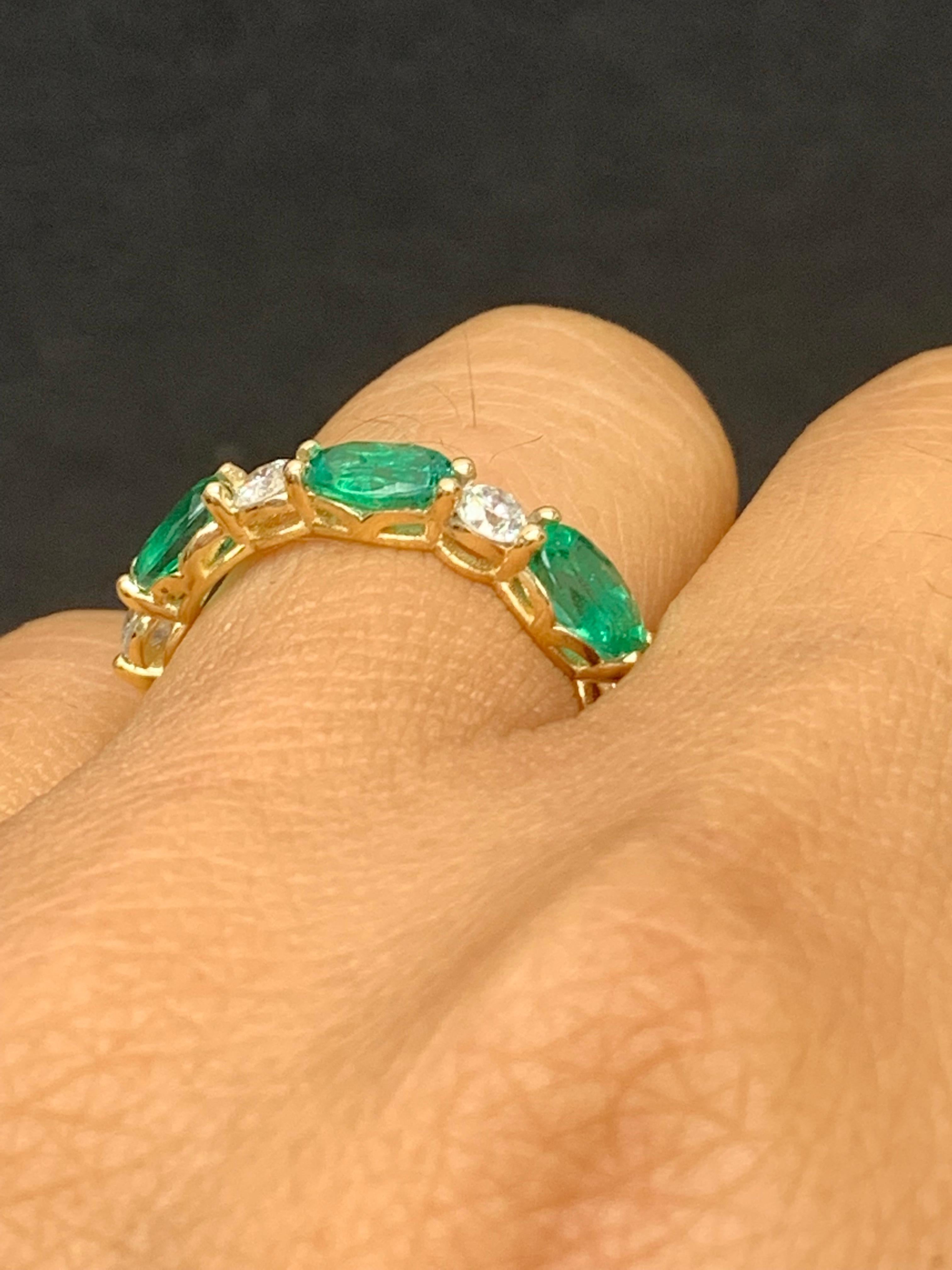 Contemporary 1.27 Carat Oval Cut Emerald and Diamond Band in 14K Yellow Gold For Sale