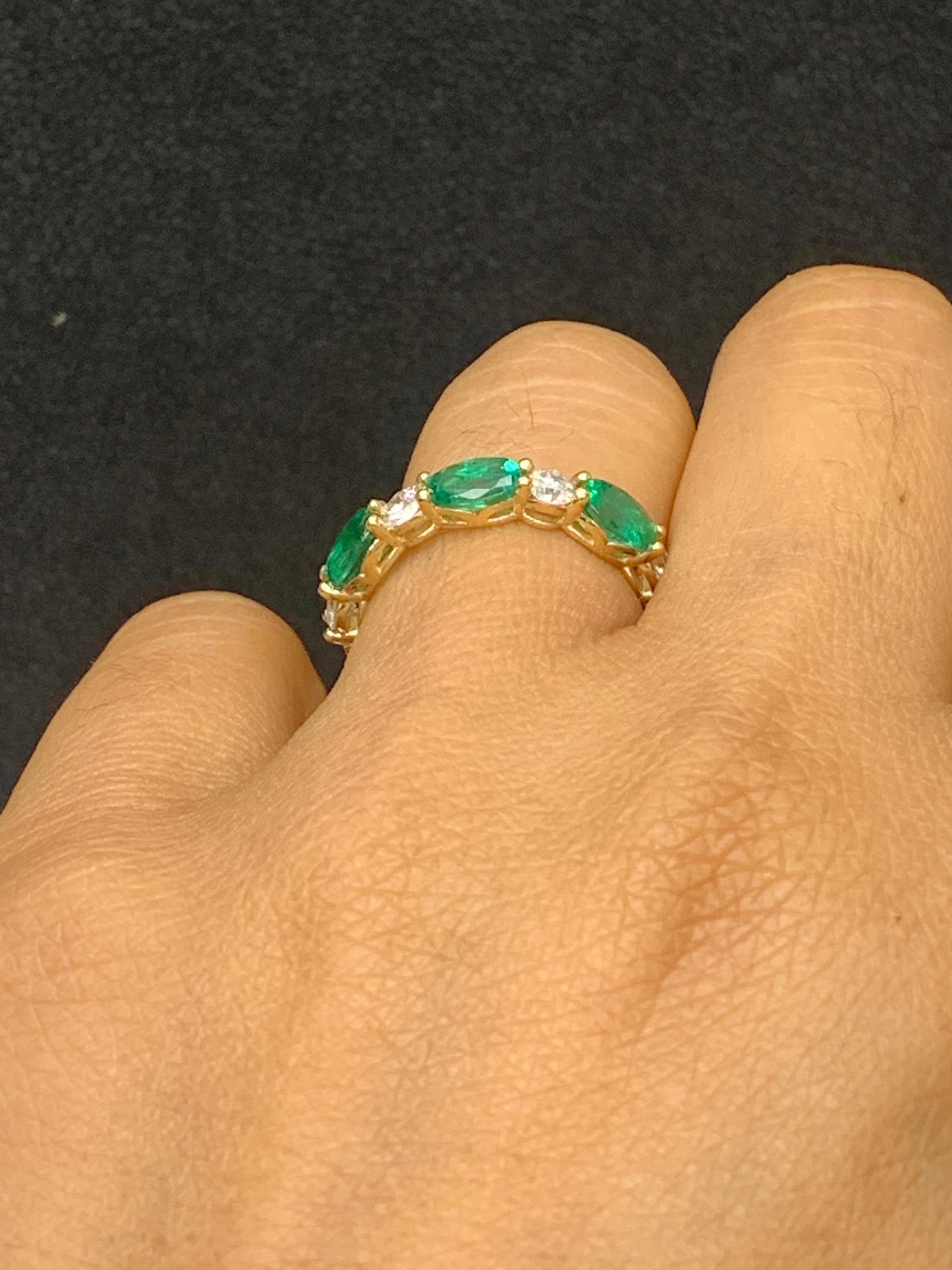 1.27 Carat Oval Cut Emerald and Diamond Band in 14K Yellow Gold For Sale 1