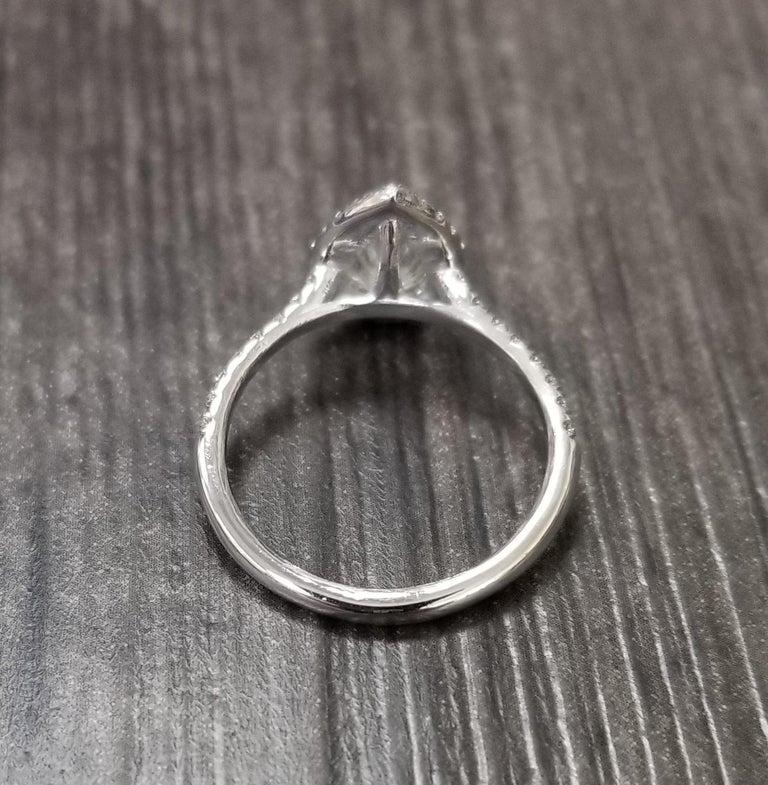 Contemporain Poids total du diamant en forme de poire de 1,27 carat avec halo de diamants en vente