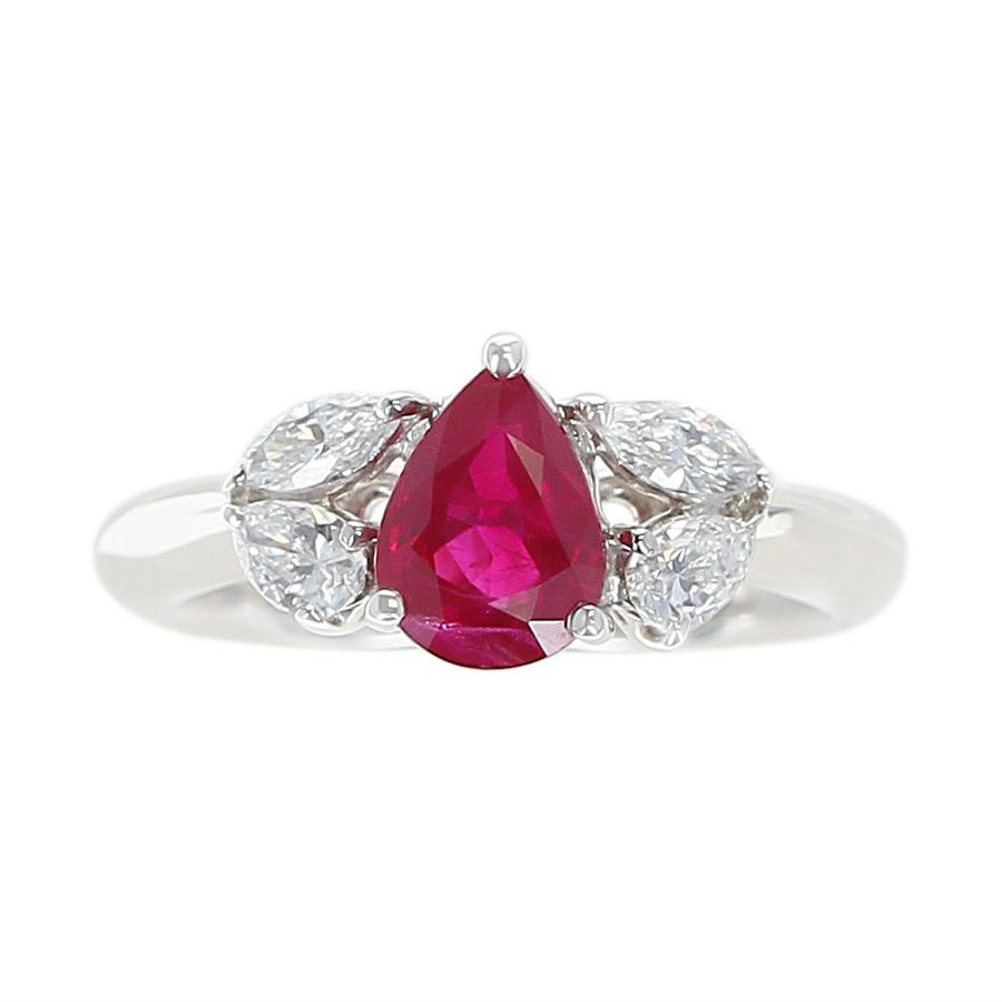 Bague de fiançailles à trois pierres en platine avec rubis et diamants de 1,27 carat en forme de poire. Poids du rubis : 1,27 carats, poids du diamant : 0,45 carats. Taille de la bague : 5,50. Poids total : 6,04 grammes.