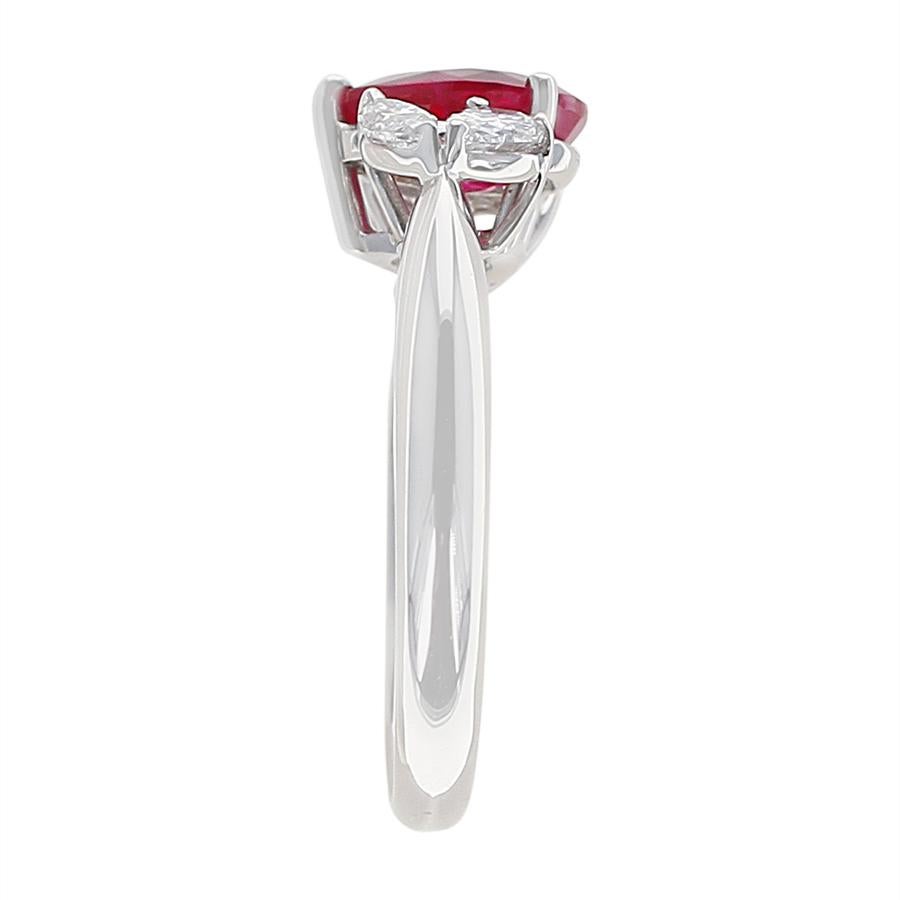 Bague de fiançailles à trois pierres en rubis et diamants de 1,27 carat en forme de poire, platine Excellent état - En vente à New York, NY