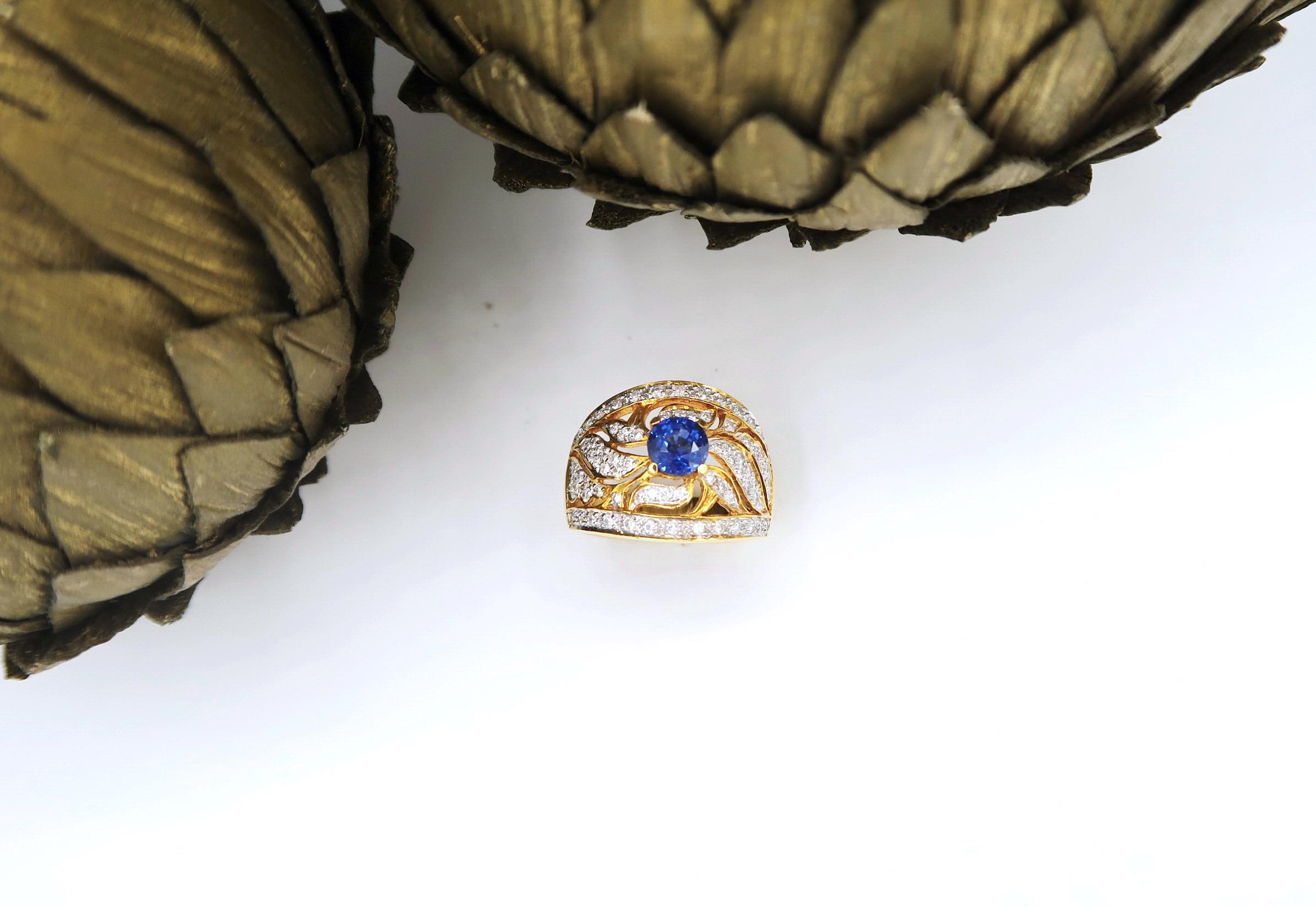 1.27 Carat Sapphire Lacework Diamond 18 Karat Gold Ring In New Condition For Sale In Bangkok, TH