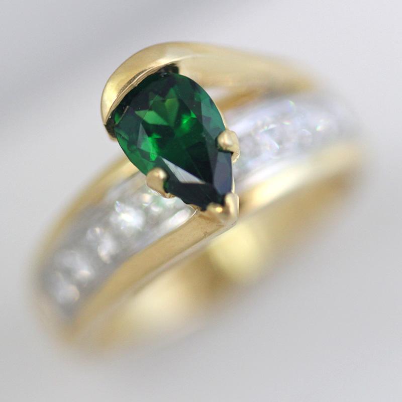 Modern 1.27 Carat TW Pear Green Tourmaline 18 Karat Yellow Cocktail Ring, Ben Dannie For Sale