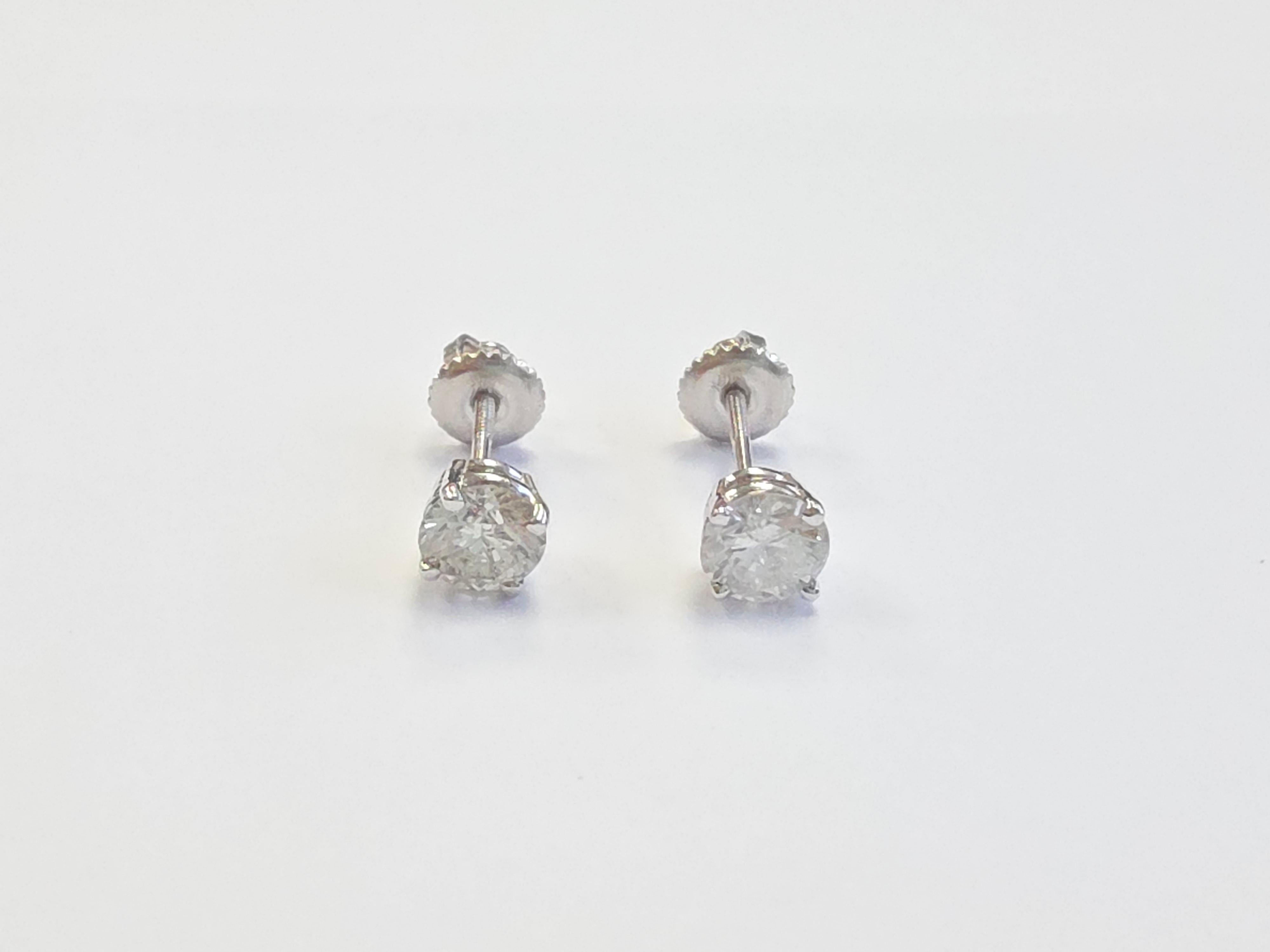 1.27 Carat Natural Diamond Round Stud Earrings in 14K White Gold

Add timeless elegance to your jewelry collection with these beautiful 1.27 -carat natural diamond stud earrings. Each earring features a brilliant round-cut diamond, weighing 0.6