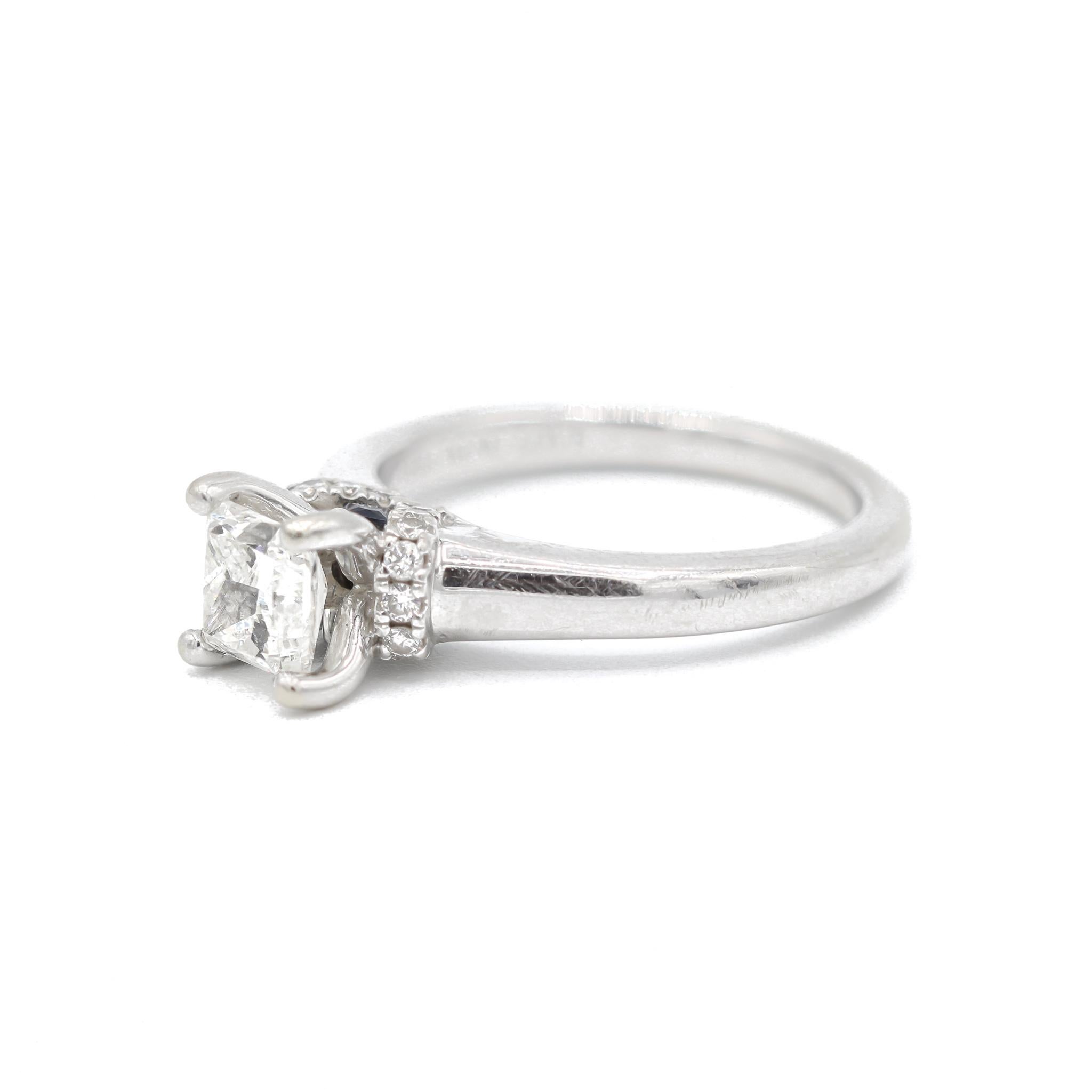 Un anello di fidanzamento solitario in oro bianco 14K lucido, diamanti e zaffiri, con gambo leggermente arrotondato. L'anello è una misura 6,50, ha uno spessore di 1,84 mm, misura circa 3,86 mm e si assottiglia a 2,04 mm di larghezza e pesa