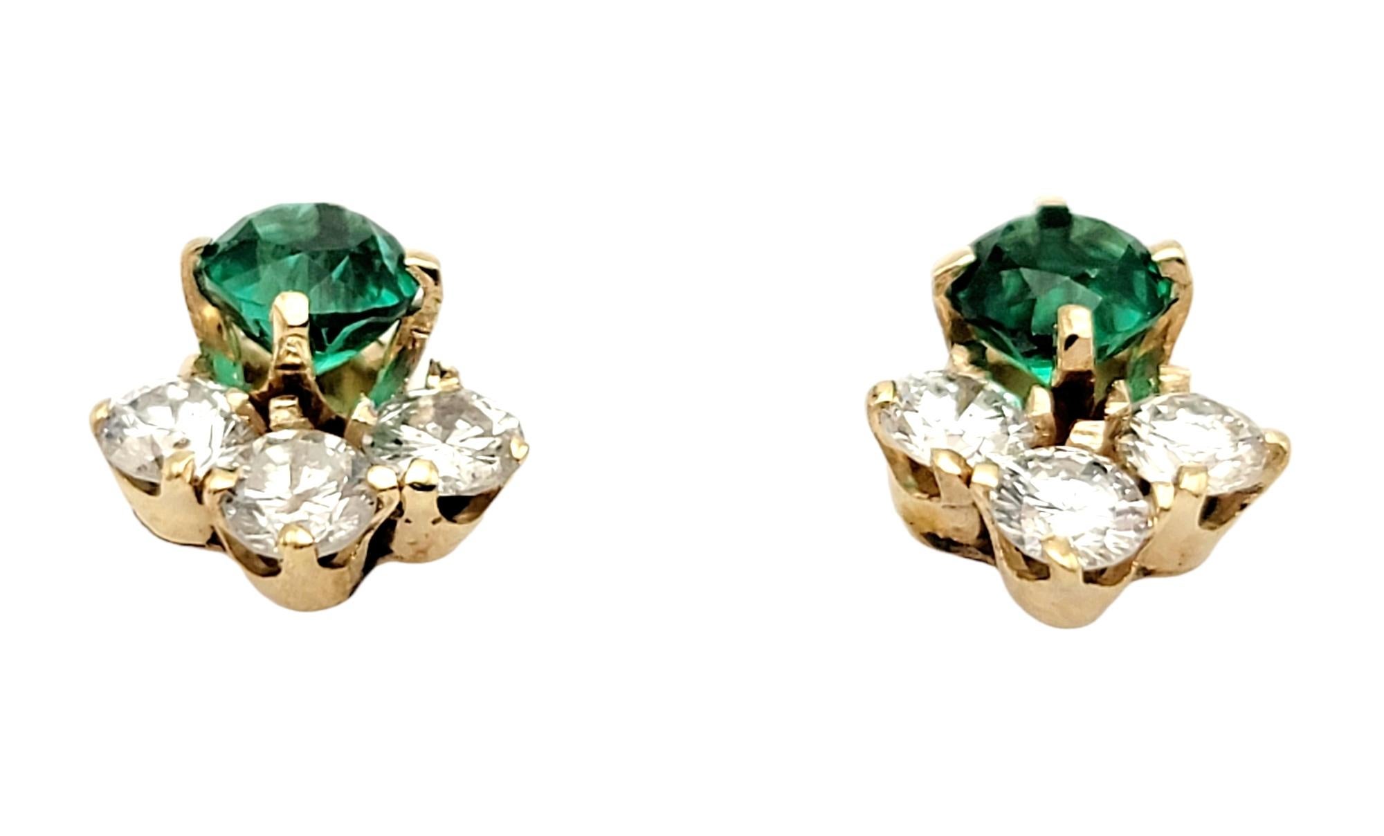 Contemporain Clous d'oreilles en diamants ronds de 1,27 carat au total et émeraudes créées en laboratoire en vente