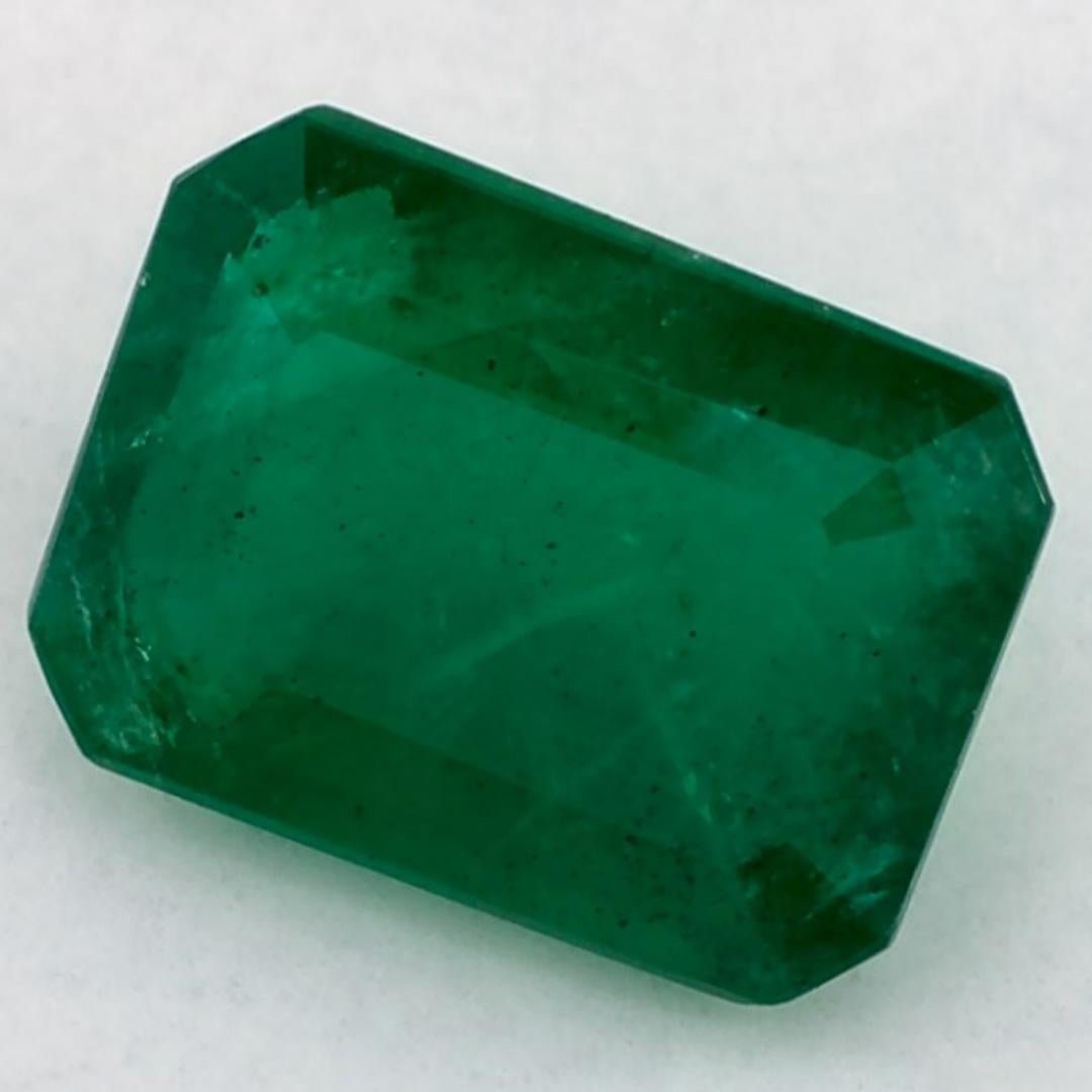 D'un vert éclatant, la pierre de naissance du mois de mai symbolise le renouveau de la croissance printanière. 

Explorez la vibrante collection d'émeraudes, de rubis et de saphirs de notre magasin, disponibles sous forme de pierres précieuses en