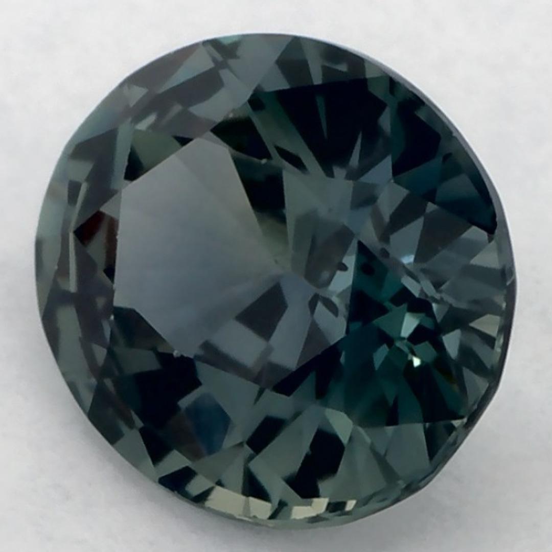 Dieser natürliche grüne Saphir bietet Eleganz und Raffinesse. Mit seinem anmutigen Farbton, seiner Klarheit und seinem natürlichen Charakter ist dieser Saphir eine ausgezeichnete Wahl für die Herstellung von maßgeschneiderten Schmuckstücken wie