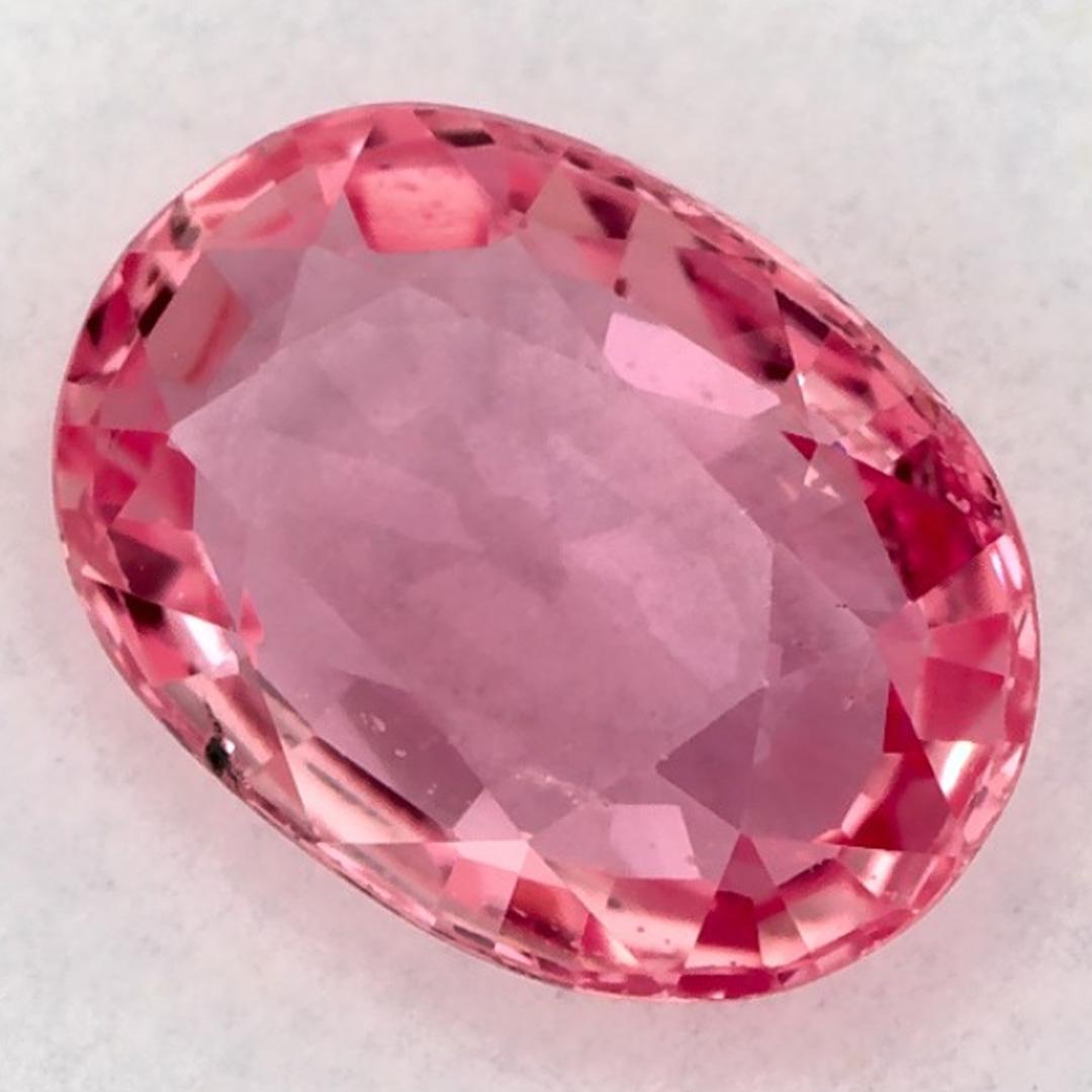 Dieser natürliche rosa Saphir bietet Eleganz und Raffinesse. Mit seiner satten Farbsättigung und seinem präzisen Schliff ist er das perfekte Herzstück für einen Verlobungsring oder ein luxuriöses Schmuckdesign.

Dieser Saphir stammt aus Sri Lanka
