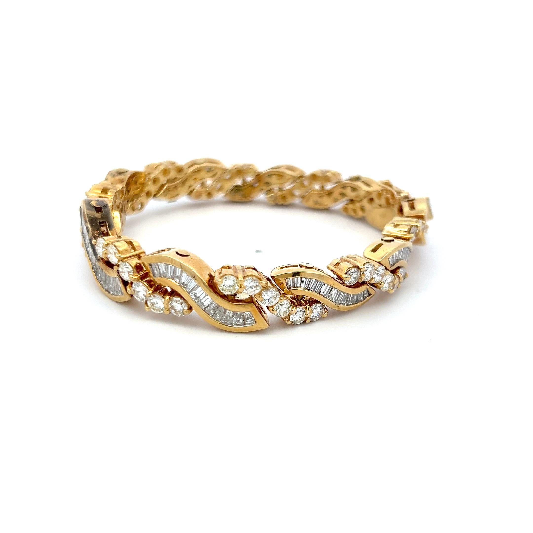 Bracelet à maillons en or jaune 18 carats avec diamants taille baguette et rond de 12,70 carats Bon état - En vente à New York, NY