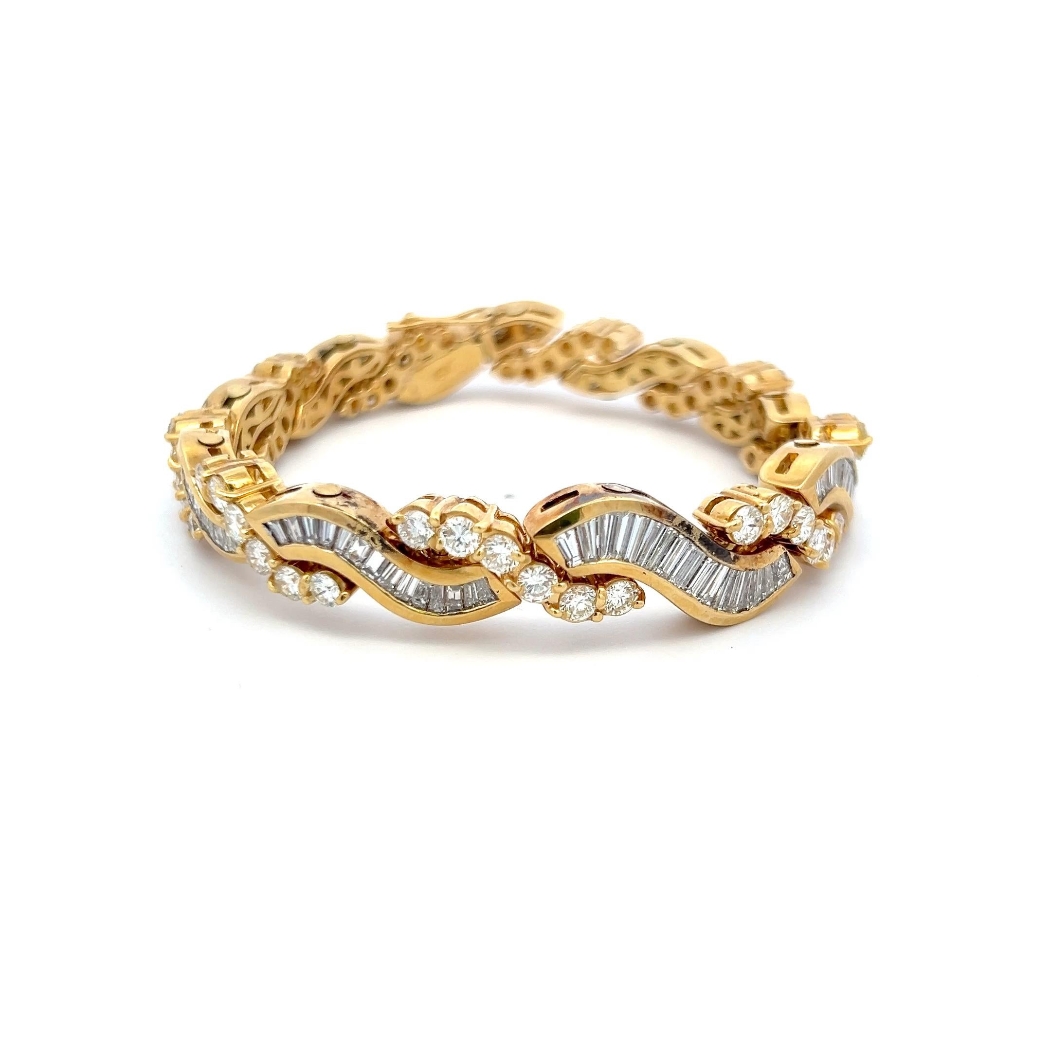 Bracelet à maillons en or jaune 18 carats avec diamants taille baguette et rond de 12,70 carats Pour femmes en vente