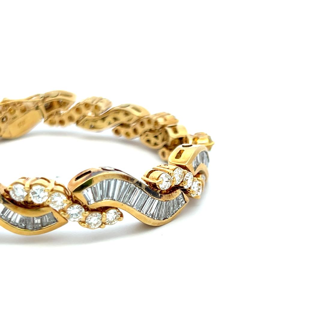Bracelet à maillons en or jaune 18 carats avec diamants taille baguette et rond de 12,70 carats en vente 1