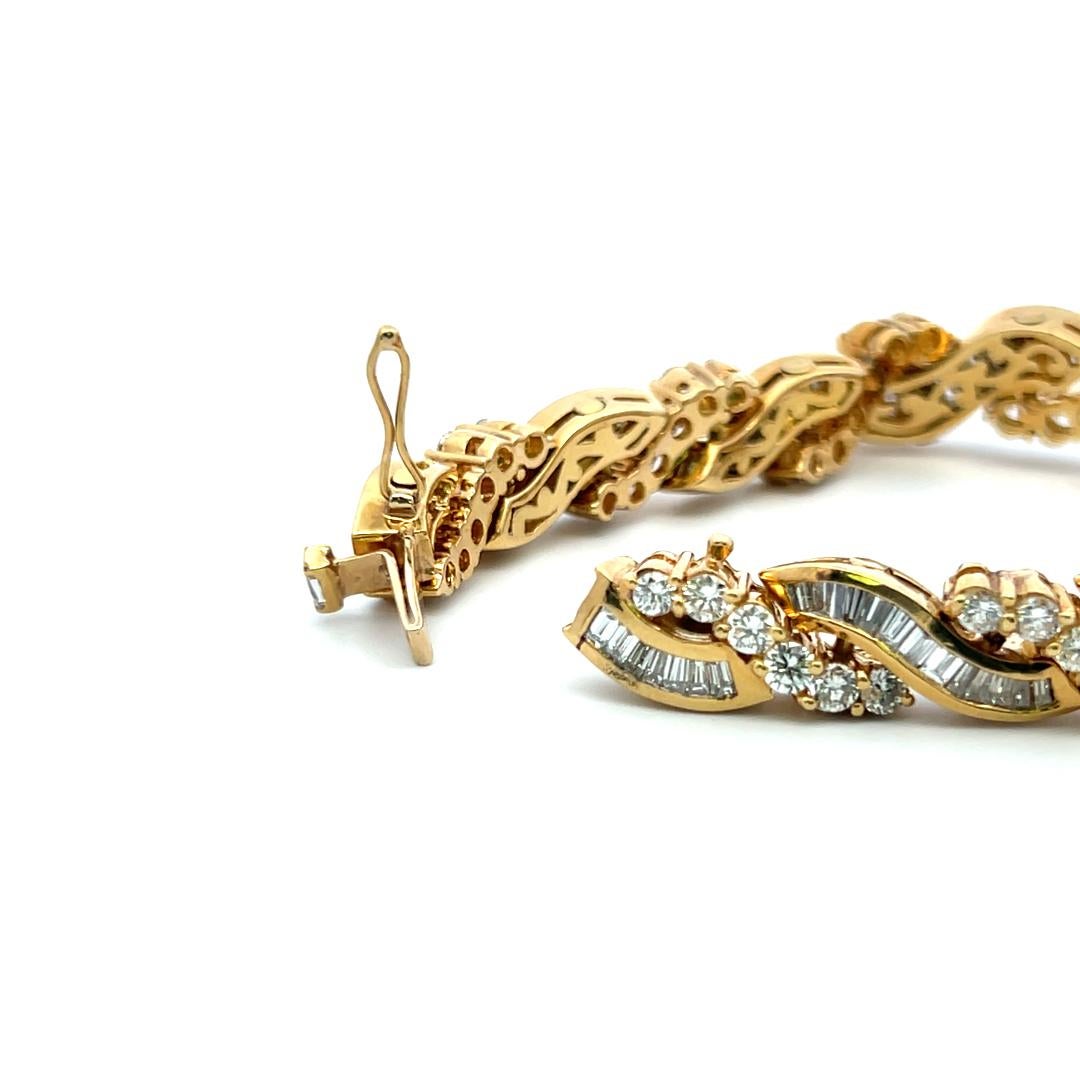 Bracelet à maillons en or jaune 18 carats avec diamants taille baguette et rond de 12,70 carats en vente 2