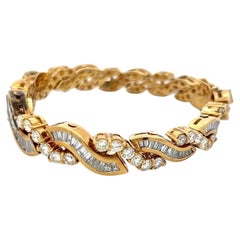 Vintage 12.70 Carat Tapered Baguette and Round SI Diamond 18K Yellow Gold Link Bracelet