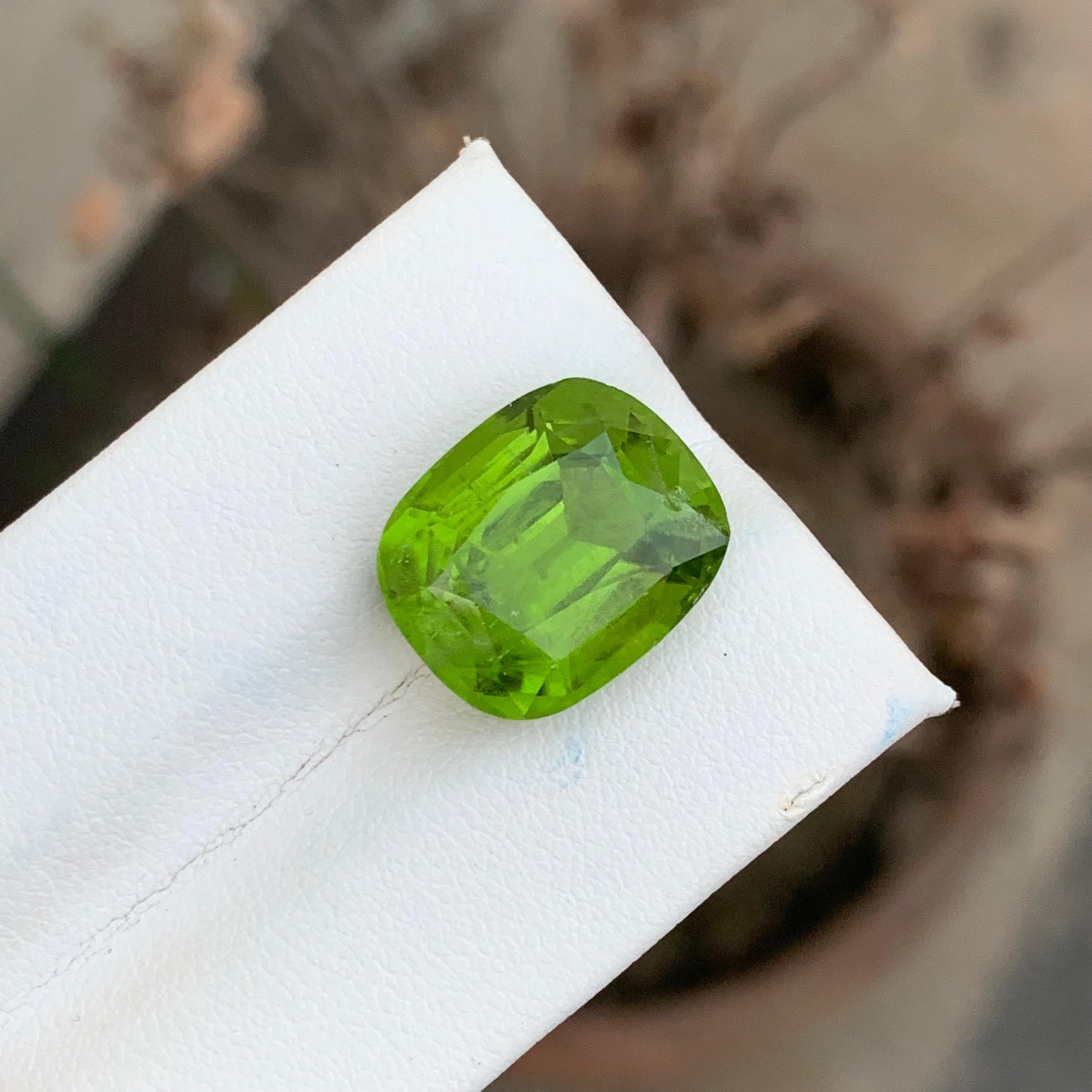 Aesthetic Movement 12.70 Carats Natural Loose Green Peridot For Necklace Jewellery For Sale