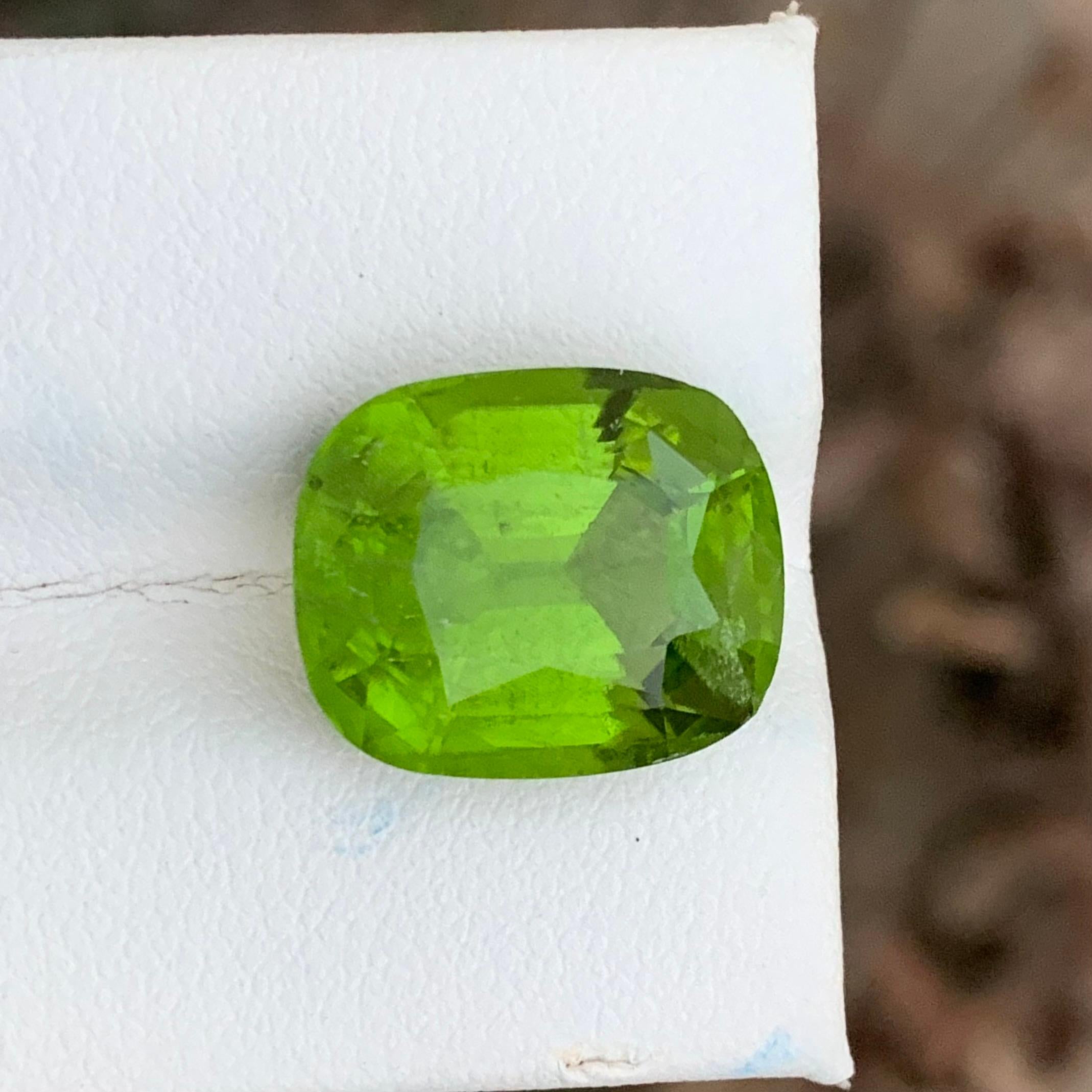 Cushion Cut 12.70 Carats Natural Loose Green Peridot For Necklace Jewellery For Sale