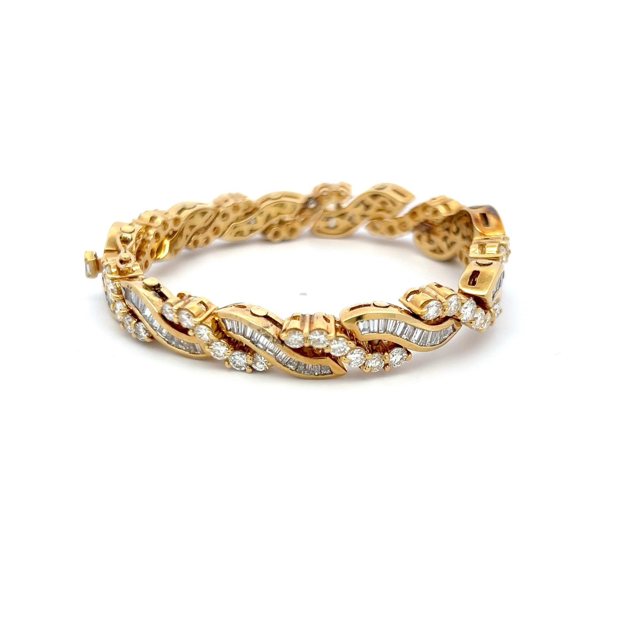 Titre :
Ce luxueux bracelet à maillons vintage présente une impressionnante quantité de diamants de taille mixte de 12,70 carats, sertis dans un riche or jaune 18 carats. Le design alterne entre des vagues de diamants baguettes effilés (6,70ct) et