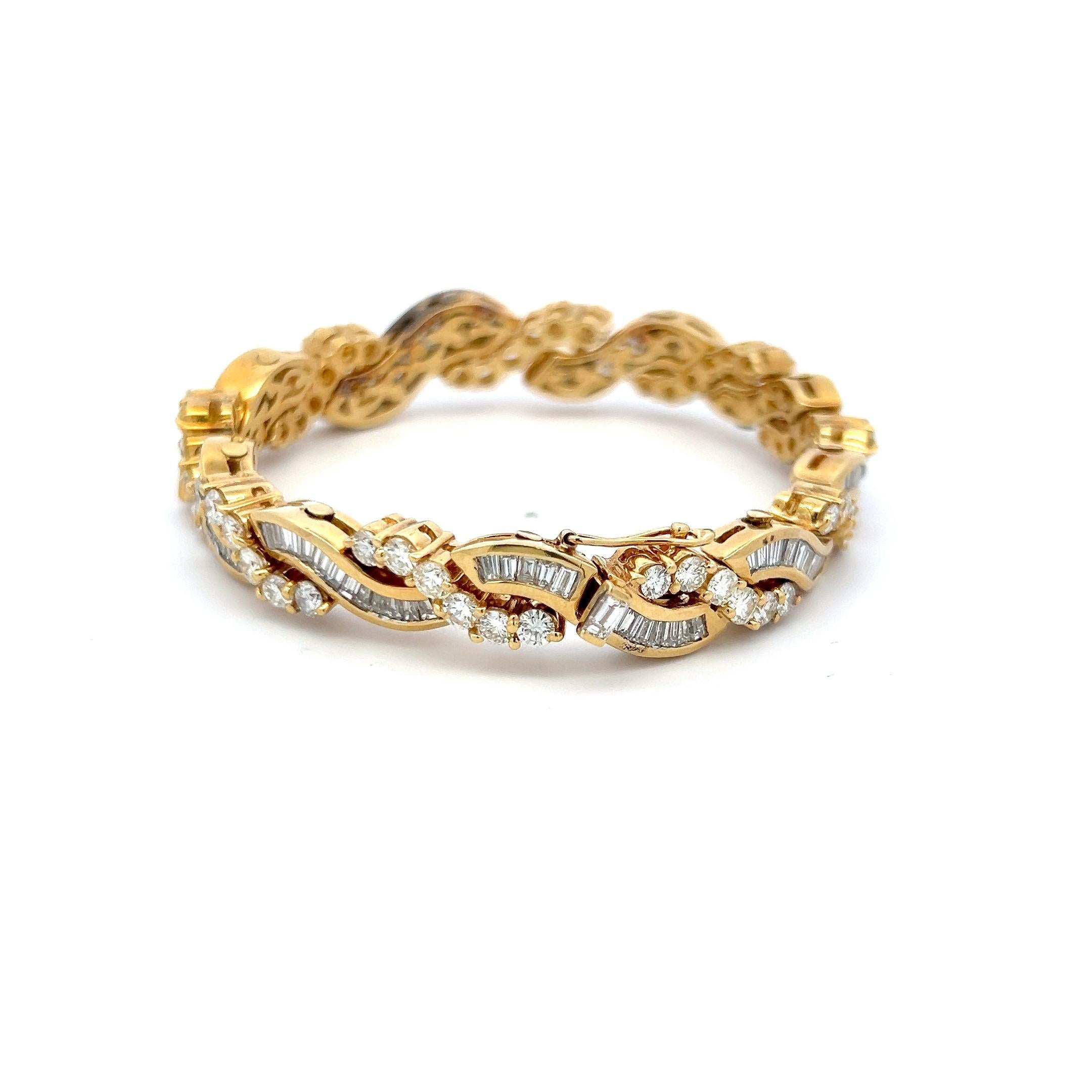 Taille navette 12.70ct Baguette & Round Diamond Link Bracelet en or jaune 18K en vente