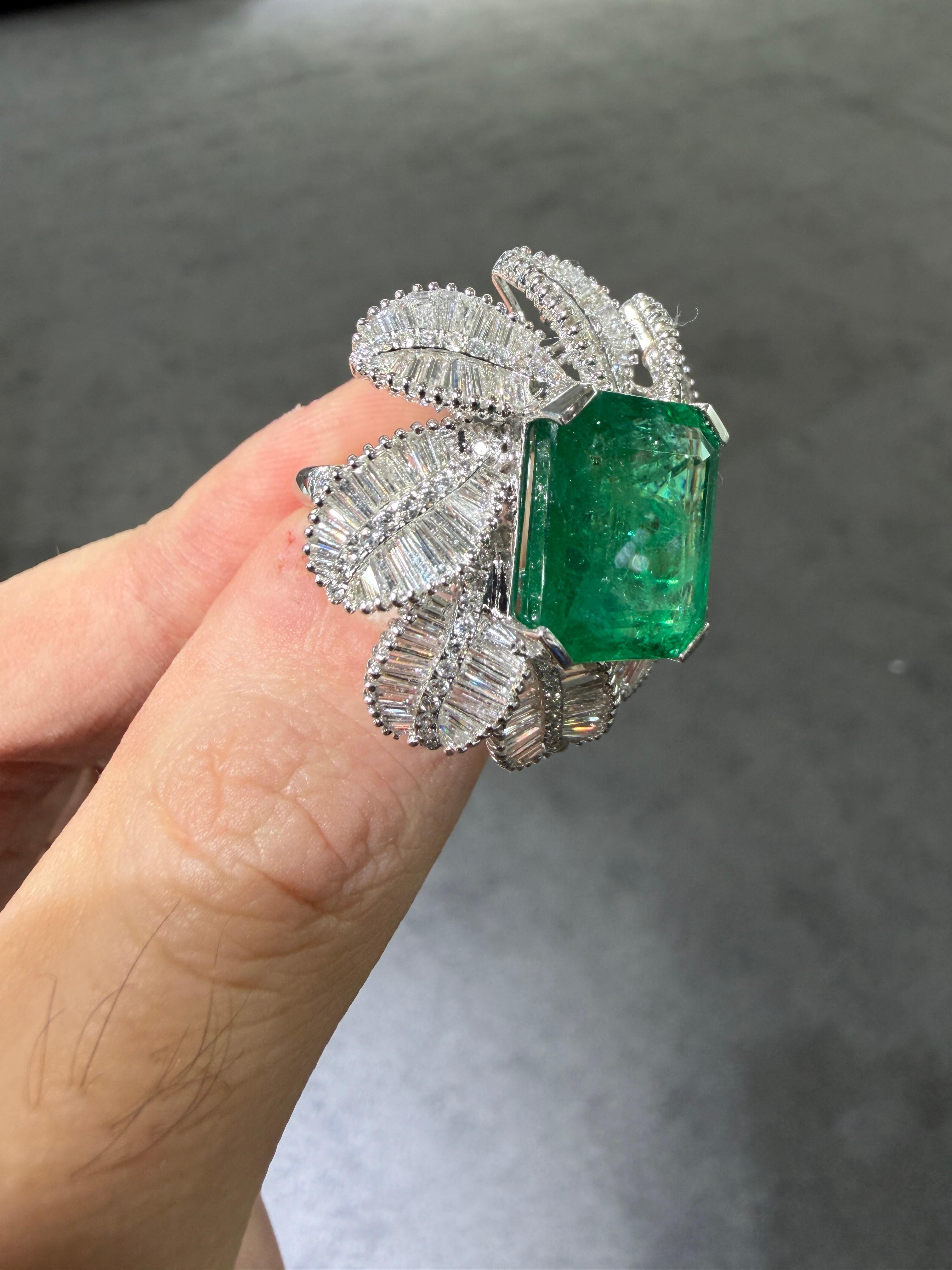 12,72 Karat sambischer Smaragd & 4,73 Karat Diamant Platin Blatt Cocktail Ring (Zeitgenössisch) im Angebot