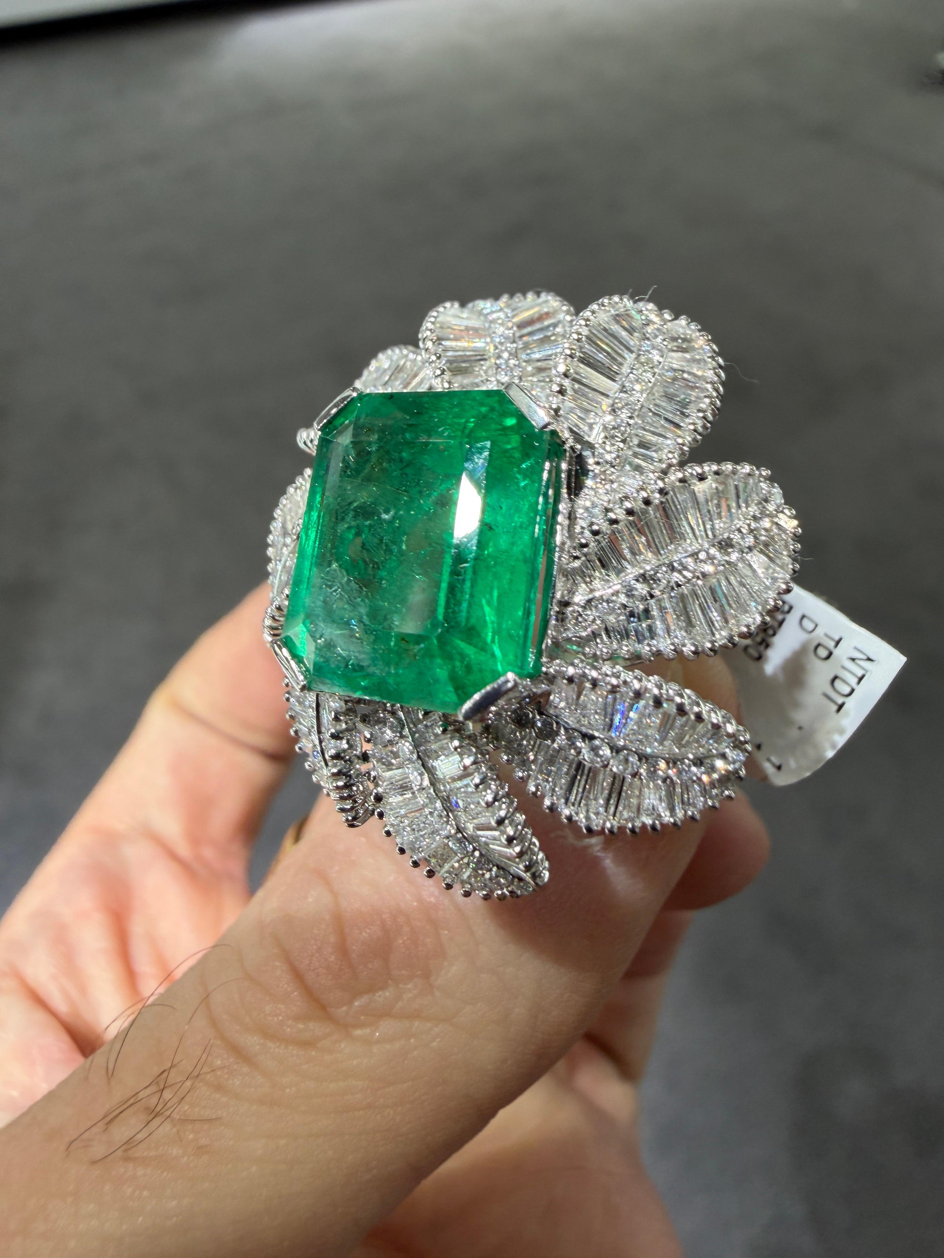 12,72 Karat sambischer Smaragd & 4,73 Karat Diamant Platin Blatt Cocktail Ring (Carréeschliff) im Angebot