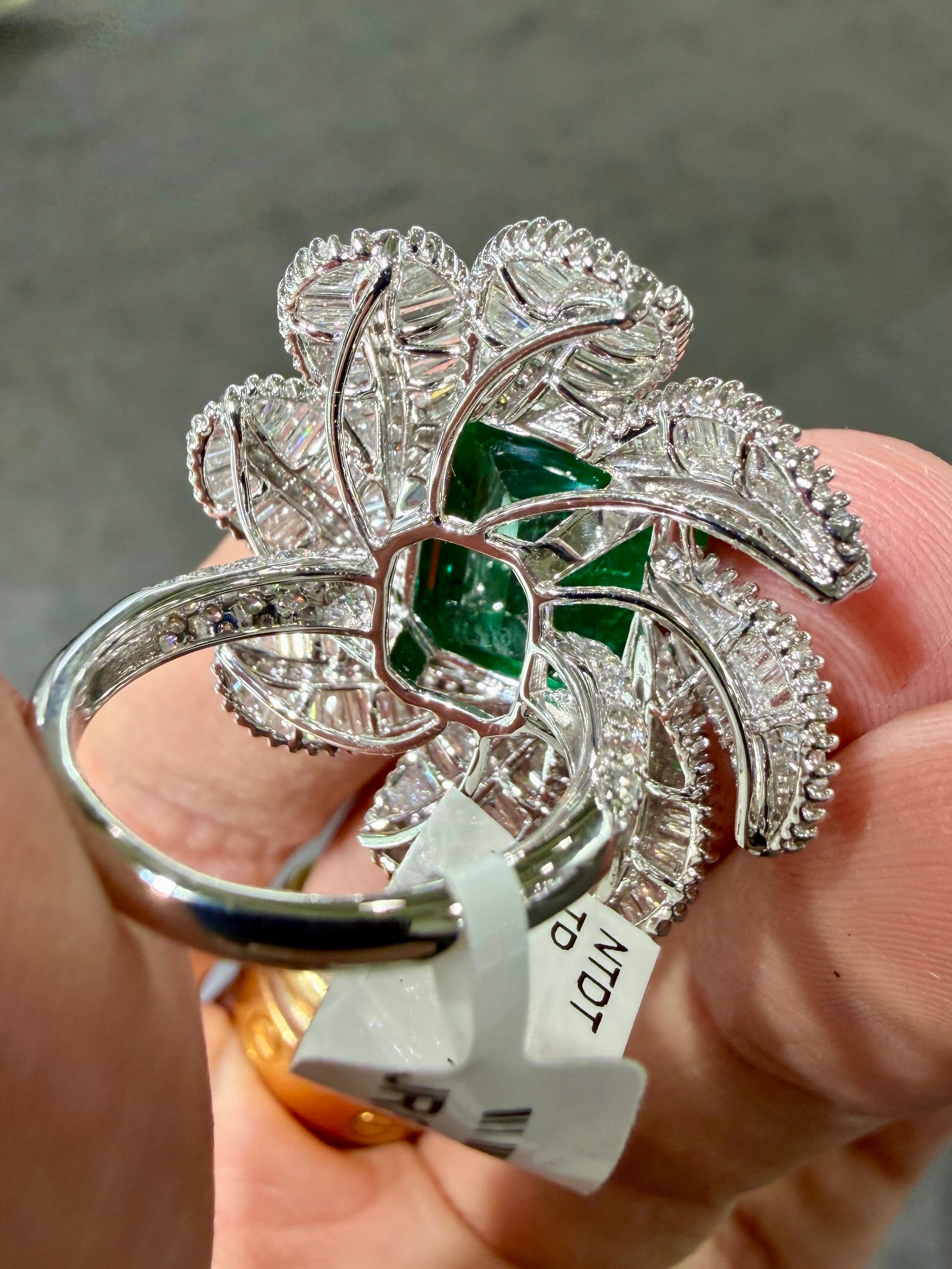12,72 Karat sambischer Smaragd & 4,73 Karat Diamant Platin Blatt Cocktail Ring im Zustand „Neu“ im Angebot in Great Neck, NY