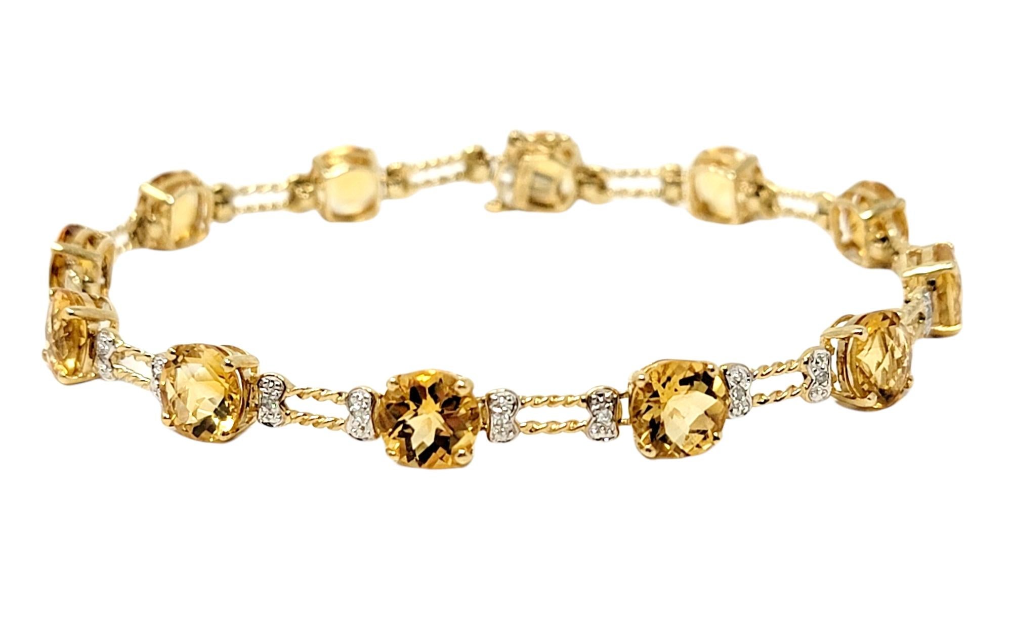 Très beau bracelet ligne en citrine et diamants. Les chaudes teintes dorées des pierres jaune vif et de l'or jaune poli rayonnent sur le poignet, tandis que les diamants blancs glacés scintillent magnifiquement à la lumière. 

Métal : Or jaune 10