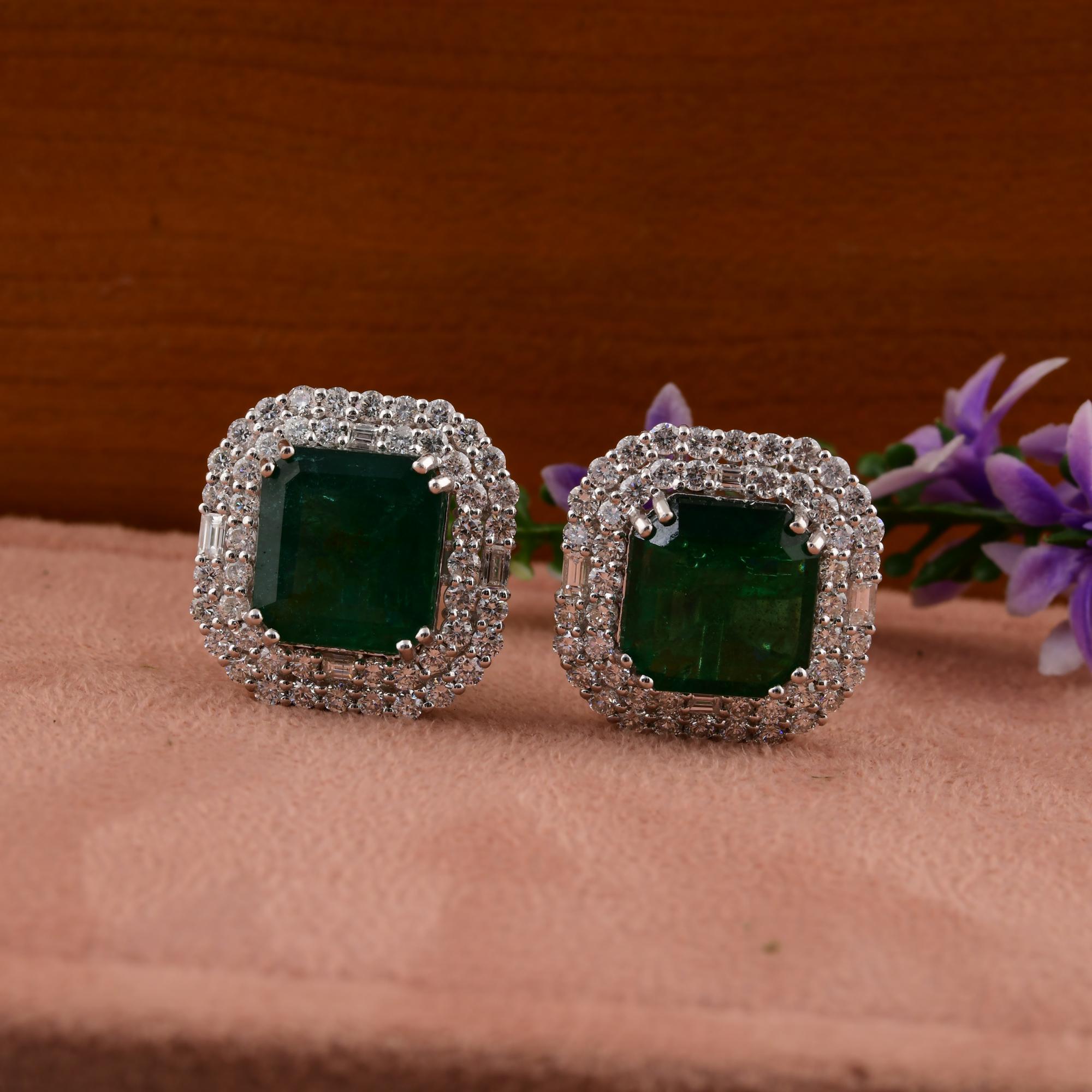 Coulées dans de l'or 14 carats, ces boucles d'oreilles exquises sont serties d'une émeraude zambienne de 12,73 carats et de 3,08 carats de diamants étincelants.

Suivez la vitrine de Spectrum Jewels pour découvrir la dernière collection et les