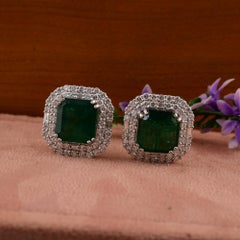Boucles d'oreilles en or blanc 18 carats avec émeraude de Zambie de 12,73 carats et diamants de 3,08 carats SI/H