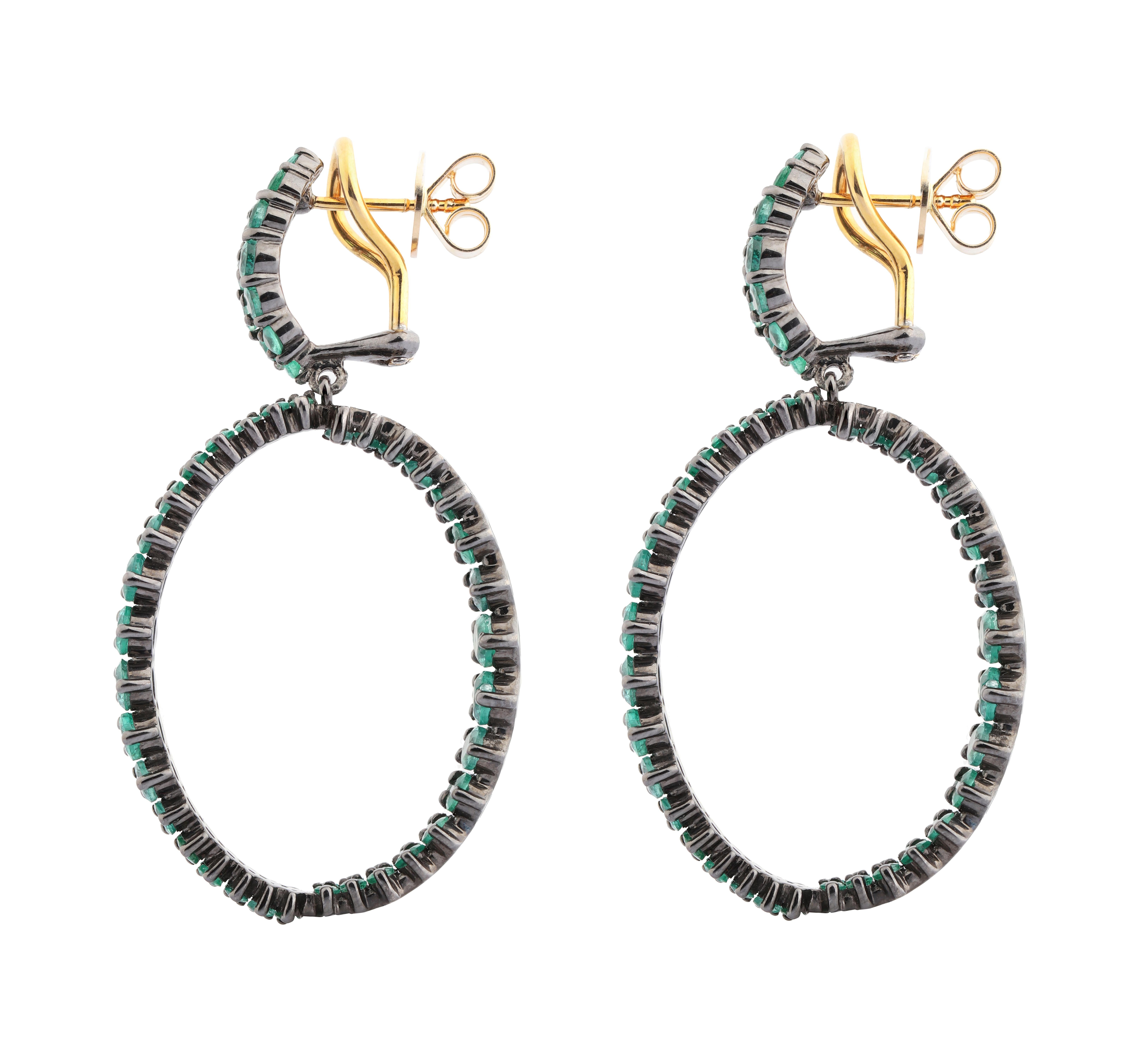 12.74 Carat Emerald Hoop Earrings in Contemporary Style In New Condition For Sale In Jaipur, IN