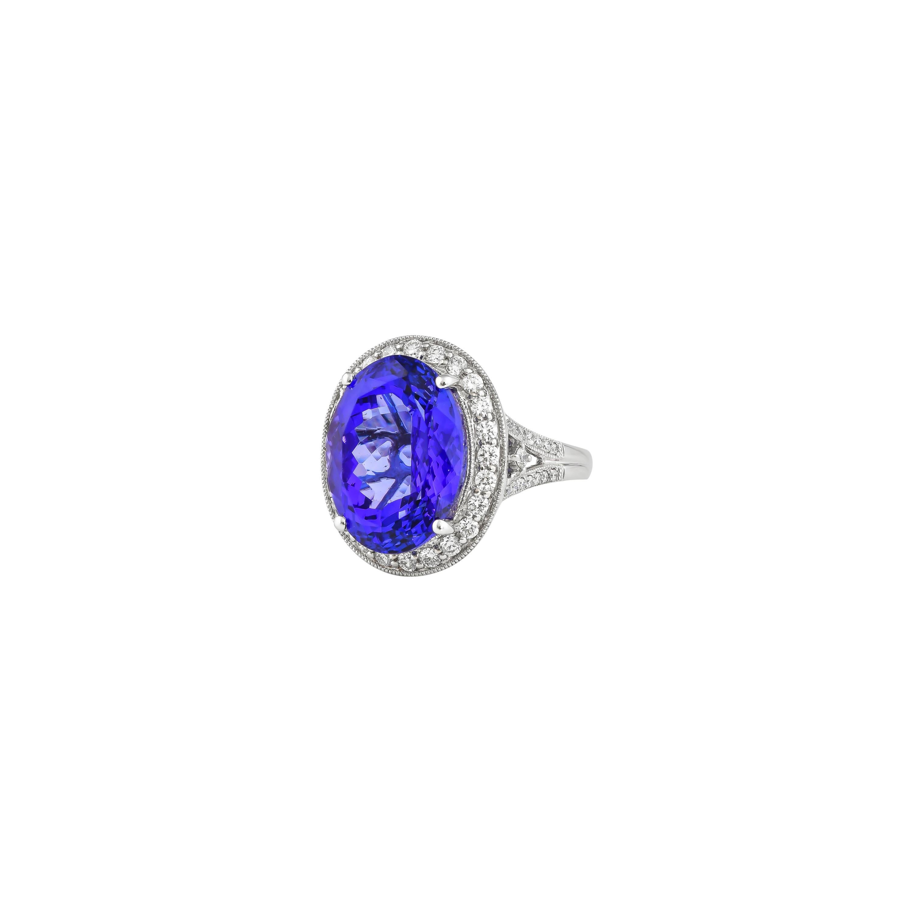 12.7 Carat Tanzanite and White Diamond Ring in 18 Karat White Gold In New Condition For Sale In Hong Kong, HK