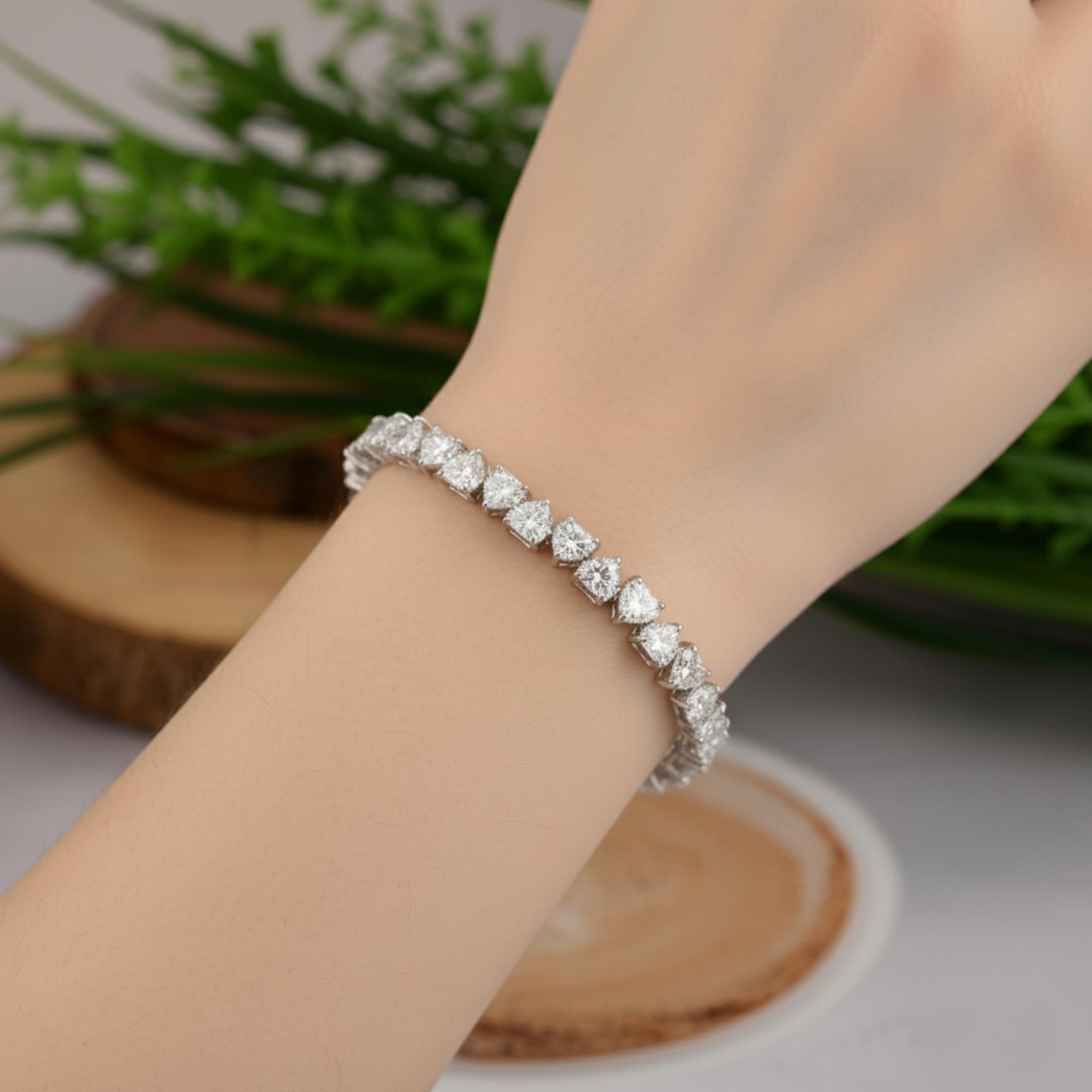 12.74 Ct Heart SI/H Diamond Tennis 14 Karat White Gold Bracelet All Tariffs Paid
Les diamants du cœur sont alignés étroitement dans des directions opposées pour créer un flux de brillance sans faille autour du poignet. Chaque pierre semble être