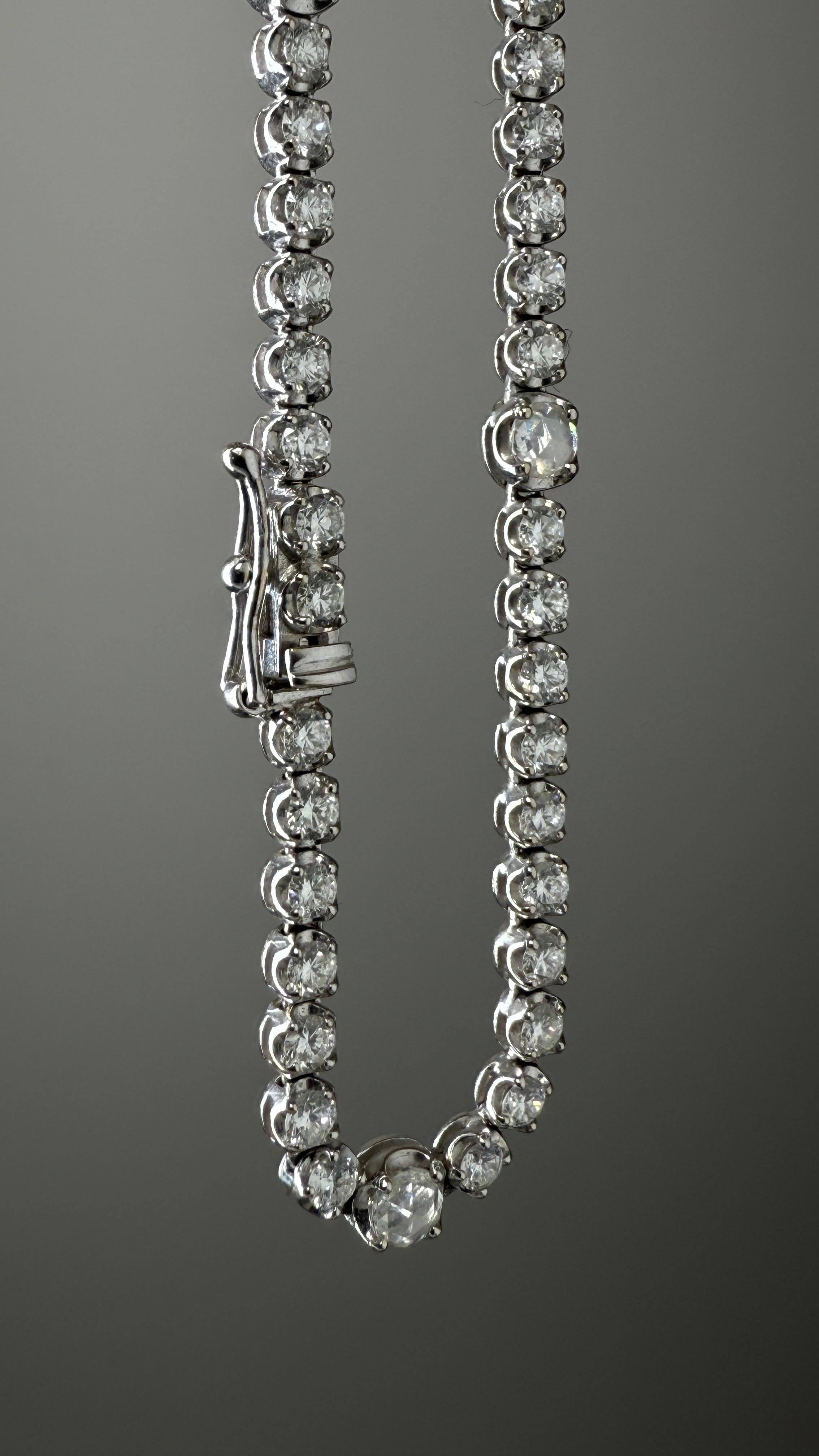 Ce collier, souvent appelé collier Riviera en raison de sa fluidité gracieuse et de son sertissage uniforme de diamants, est exceptionnellement conçu dans une longueur polyvalente de 32 pouces, ce qui permet de le porter en longueur, de le doubler