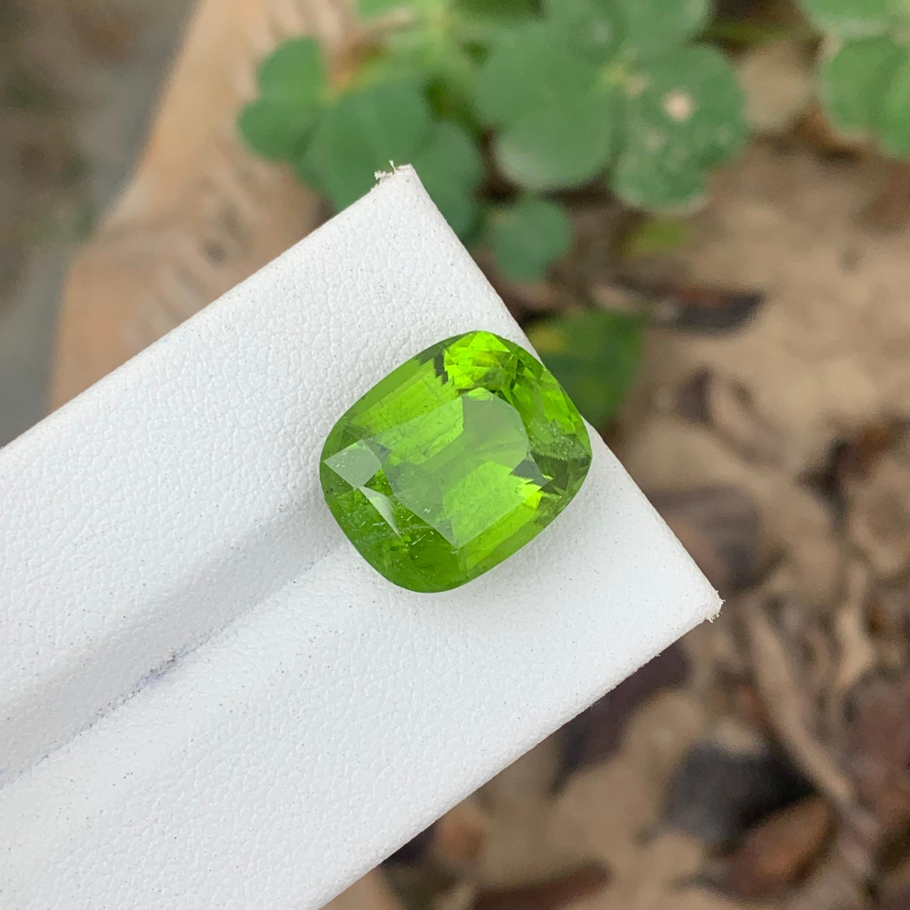 Péridot vert pomme facetté naturel de 12,75 carats, taille coussin, provenant d'une mine du Pakistan Neuf - En vente à Peshawar, PK