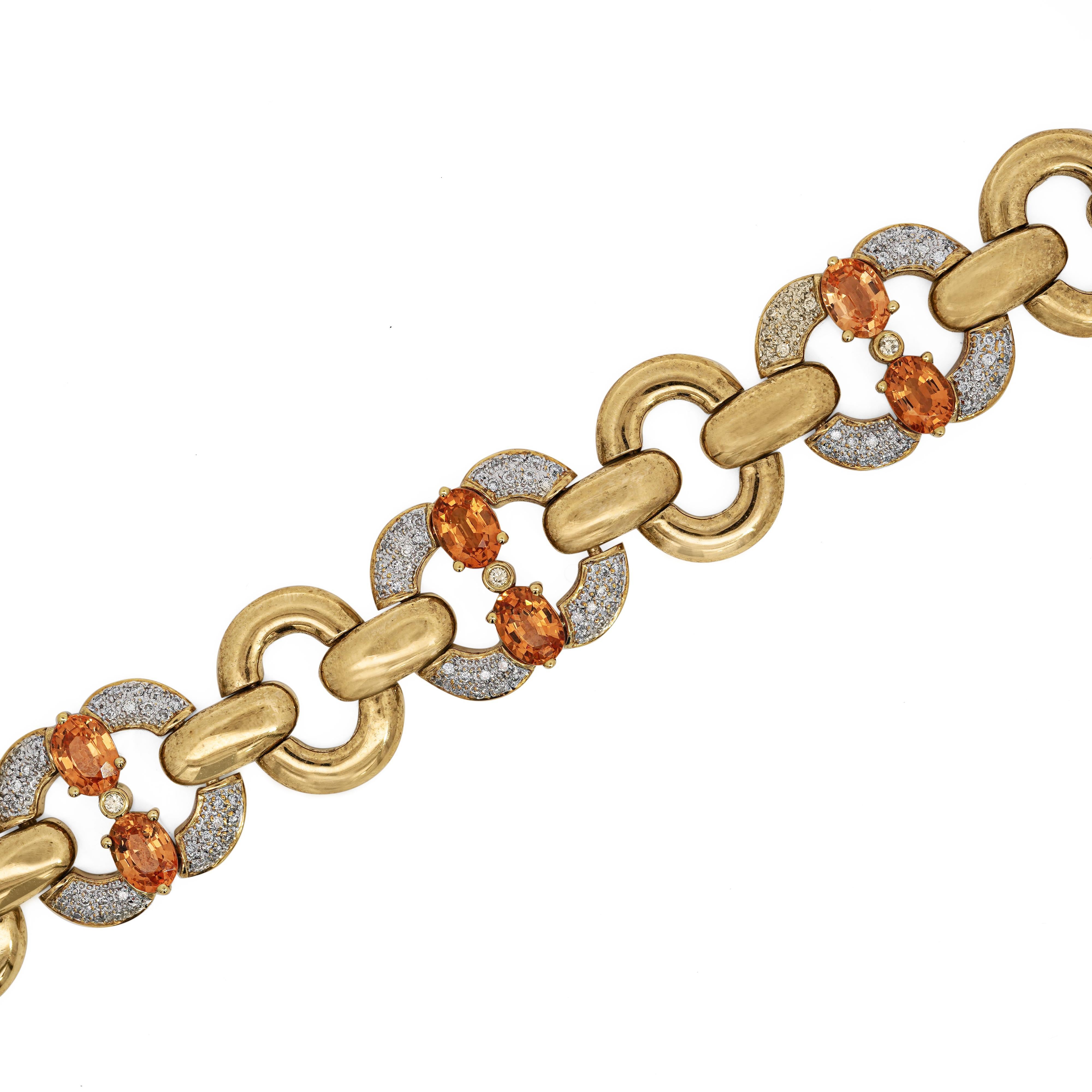 Ce bracelet à larges maillons ovales en or jaune 18 carats présente dix grenats spessartine orange totalisant 12,75 carats, rehaussés de 1,20 carats de diamants ronds. Il mesure 7,5 pouces de long et 17,5 mm de large.

Détails :
Type d'article :
