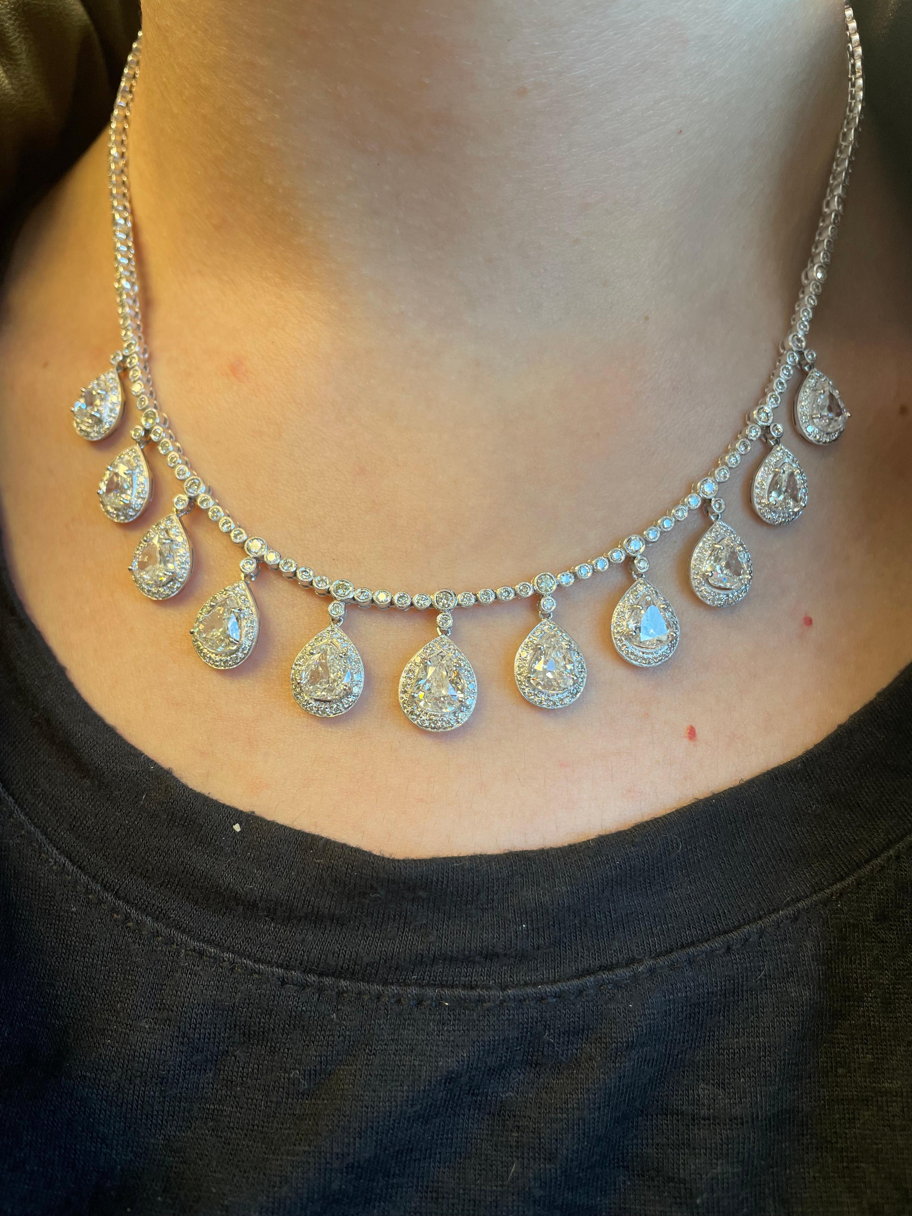 Exquisite dangling round brilliant diamond high jewelry necklace.
353 diamonds total, 12.76 carats total. 9 round brilliant diamonds 4.56ct, approximately G/H color and SI clarity. 344 round brilliant diamonds 8.20ct, approximately G/H color and SI