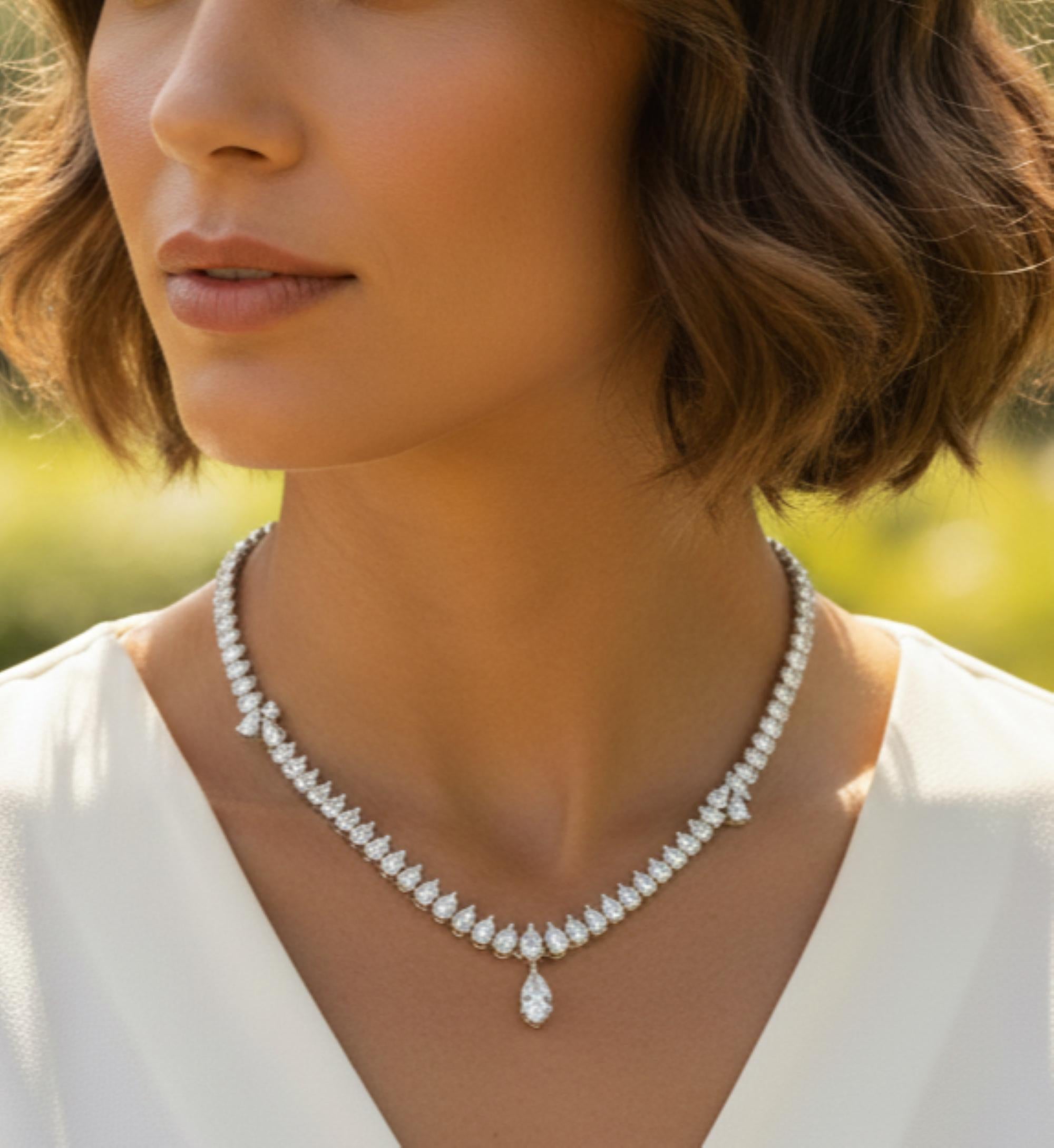 12.76Ct Clásico Marquesa Gota Tenis Collar De Diamantes Para Esposa 14K Oro Blanco.
Este collar presenta una línea continua de diamantes talla pera que rodean con gracia el escote, acentuados con gotas en forma de marquesa que añaden un toque de