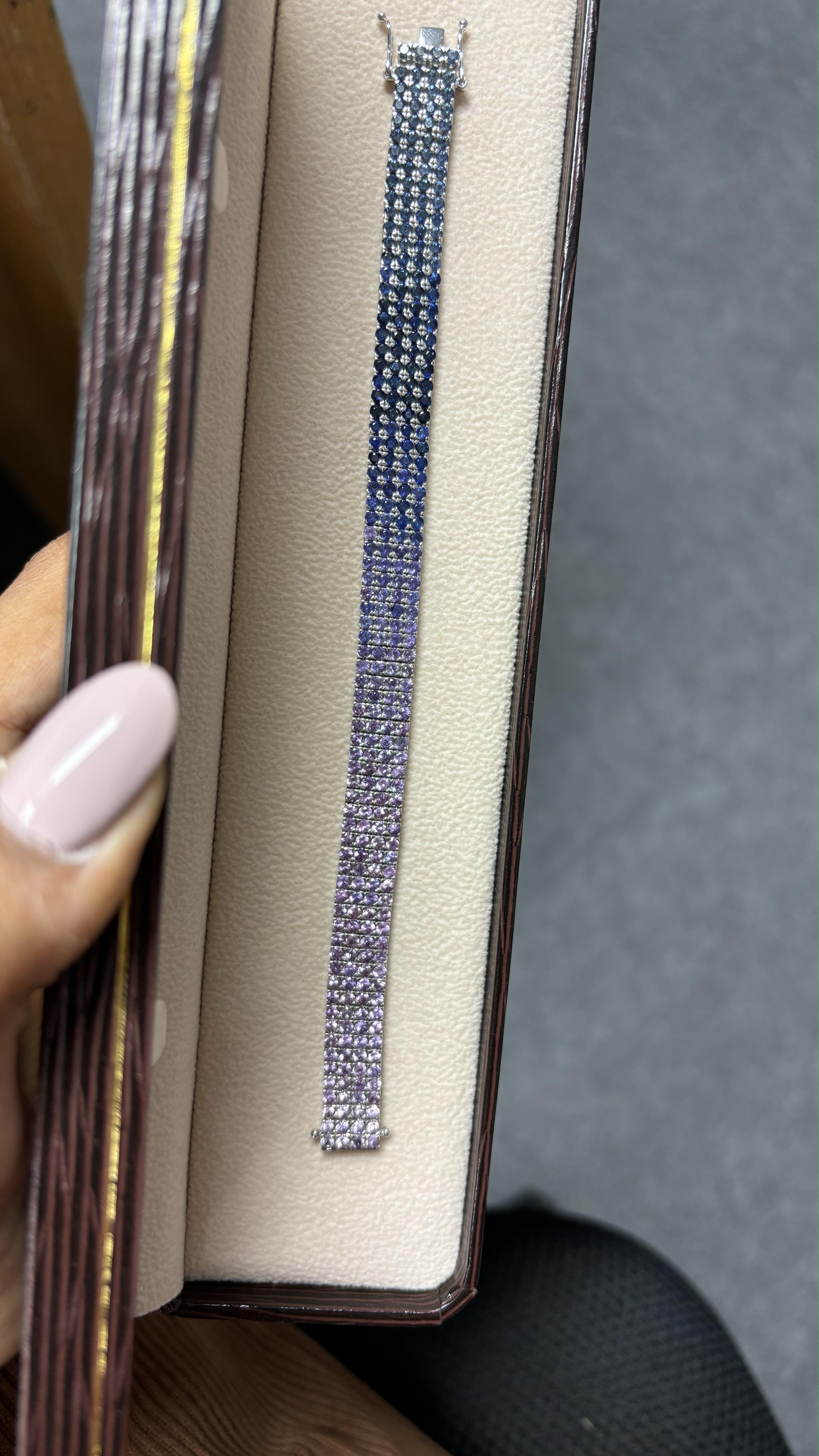 12,77 Karat lila-blau-blaue Ombre-Saphire-Armband aus 14K Weißgold mit Nieten (Rundschliff) im Angebot