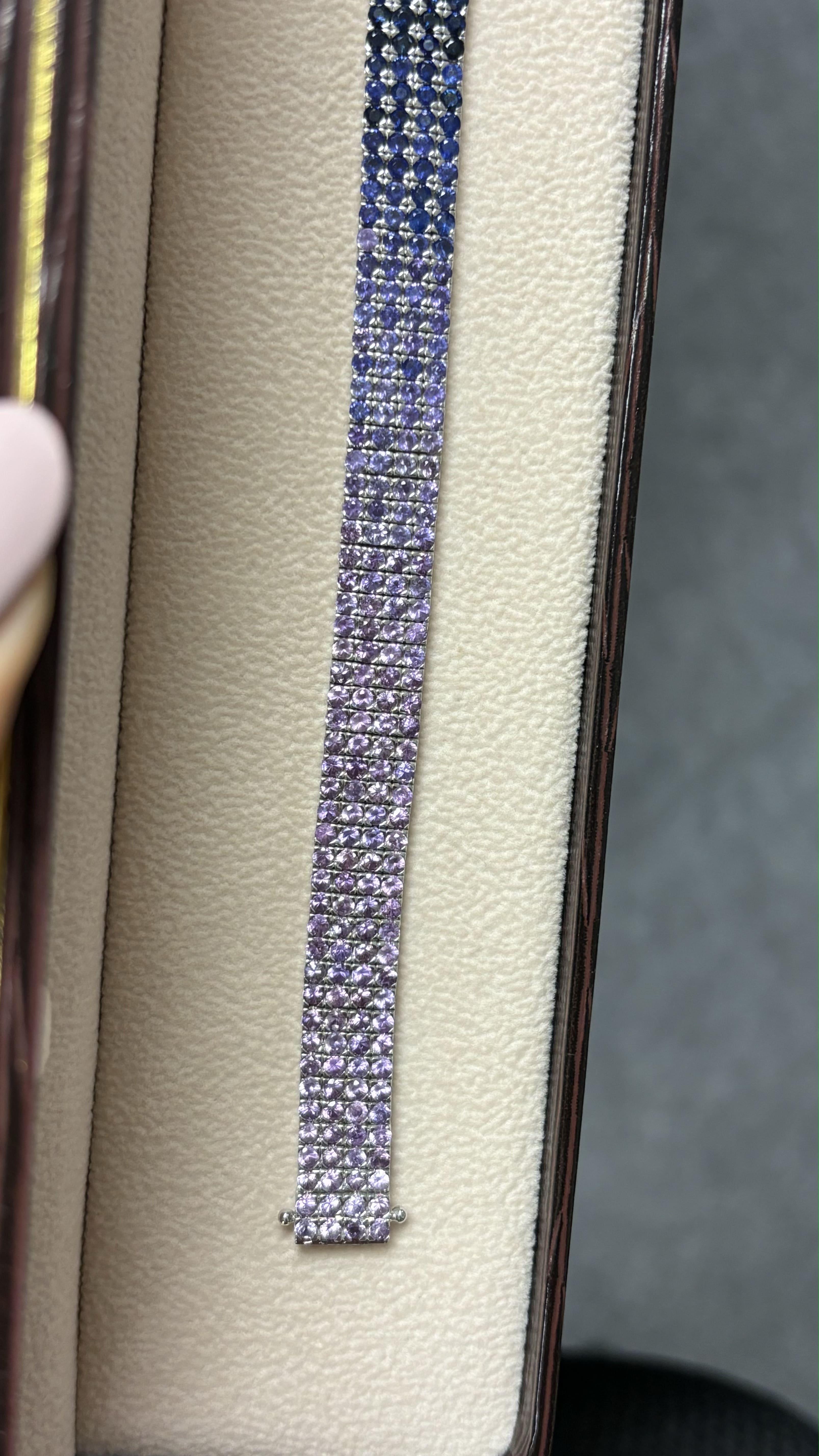 12,77 Karat lila-blau-blaue Ombre-Saphire-Armband aus 14K Weißgold mit Nieten im Zustand „Neu“ im Angebot in Bangkok, TH
