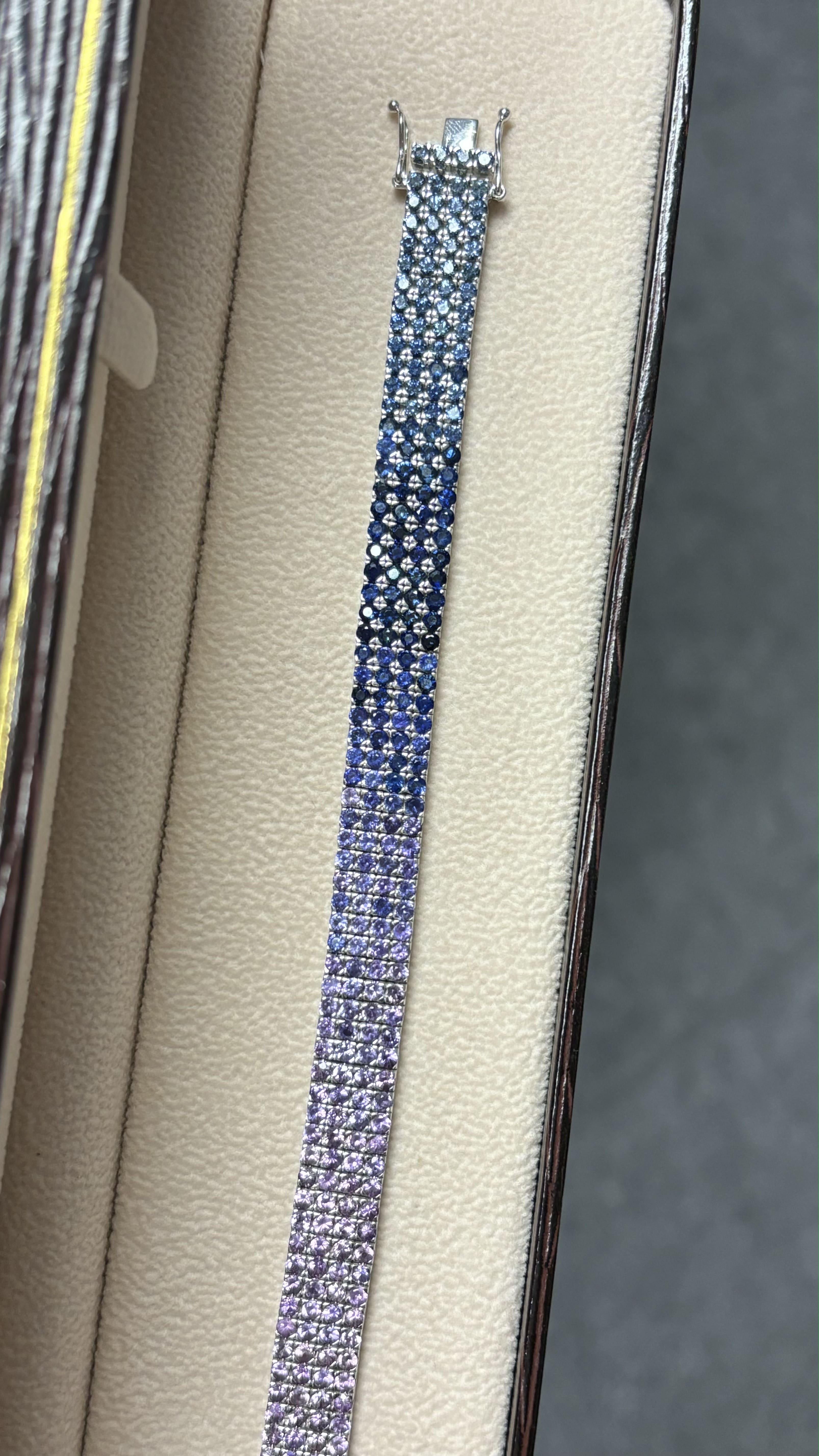 12,77 Karat lila-blau-blaue Ombre-Saphire-Armband aus 14K Weißgold mit Nieten für Damen oder Herren